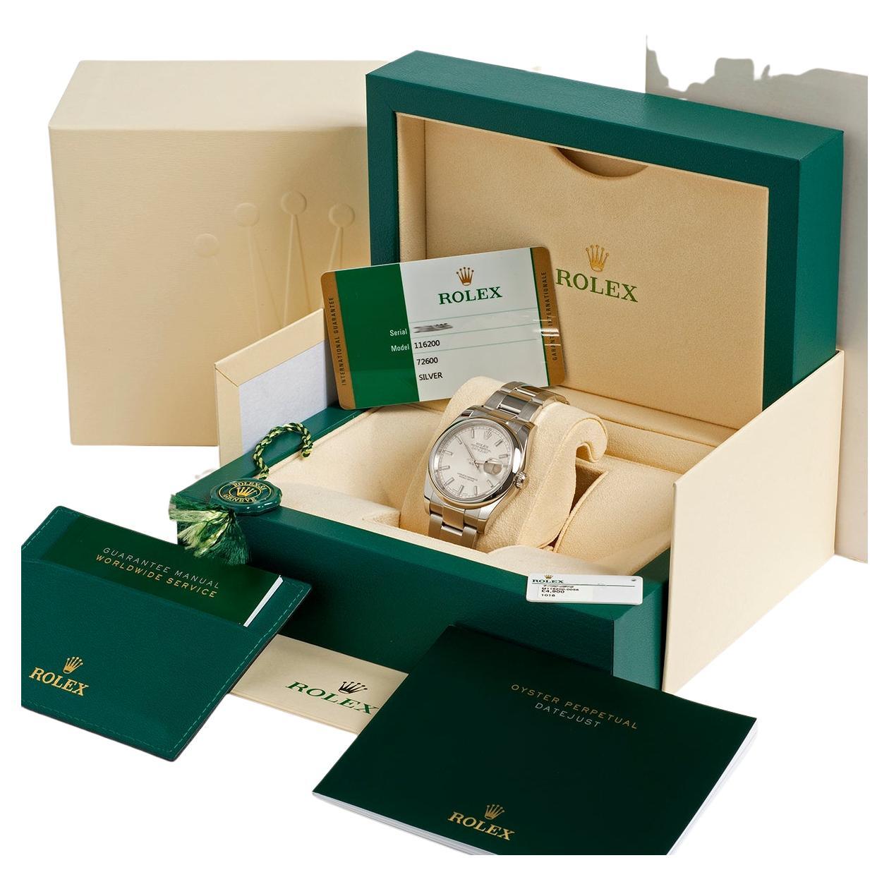 Unsere klassische Rolex Datejust Referenz 116200 hat ein 36-mm-Edelstahlgehäuse mit polierter Lünette, ein silbernes Stabzifferblatt und ein Oyster-Armband. Diese Datejust befindet sich in einem hervorragenden Zustand und wird mit einer Innen- und