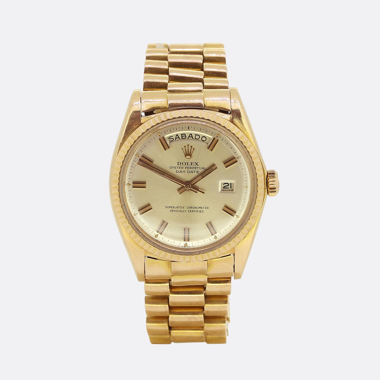 Here we have a Rolex Day-Date wristwatch. The watch showcases a round case made from 18ct rose gold, featuring a silver dial with bold hour markers and the iconic Rolex crown. The day is displayed at the top in Portuguese, with the date at the 3