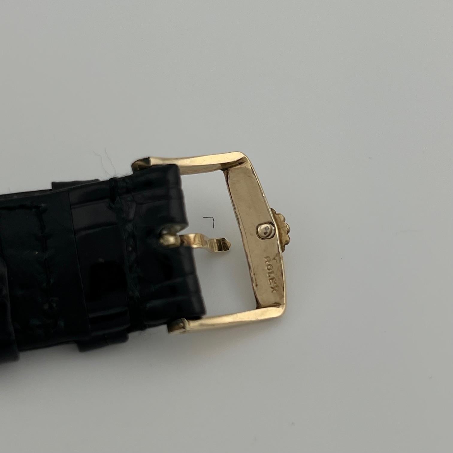 Stil Nummer: 18038

Seriennummer: 962****

Jahr: 1987
 
Modell: Rolex Day Date
 
MATERIAL des Gehäuses: 18k Gelbgold
 
Band: Fabrik Rolex Lederarmband & Schließe
  
Lünette: 18k Gelbgold geriffelt
  
Zifferblatt: Factory Diamond Dial
 
Kristall: