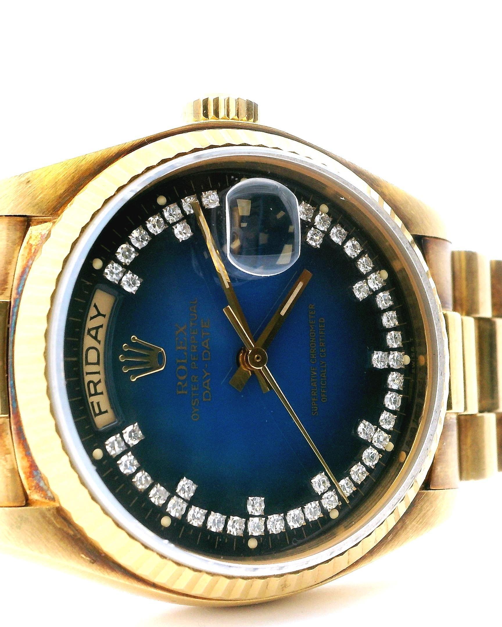 Rolex Day-Date 18038 Herrenuhr. 36mm 18K Gelbgold Gehäuse mit 18K Gelbgold geriffelte Lünette. Blaues Vignette-Diamant-String-Zifferblatt mit goldenen Zeigern und Fabrik-Diamant-Indizes. Werkseitige Diamantbesätze um das äußere Zifferblatt.