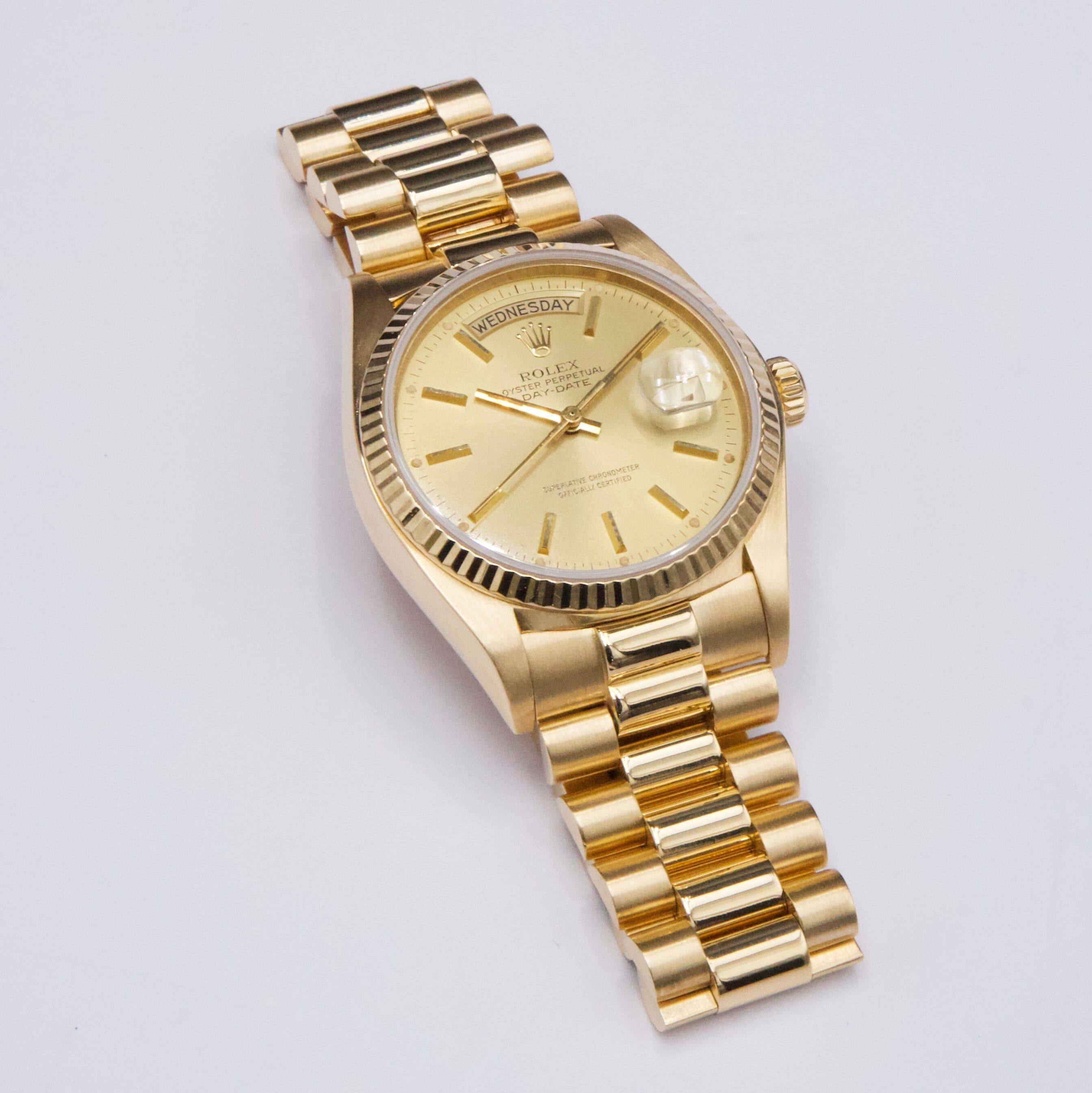 Montre Rolex Day-Date 18038 pour homme. Boîtier de 36 mm en or jaune 18 carats avec lunette cannelée en or jaune 18 carats. Cadran champagne avec aiguilles et index en or. Index des minutes sur le cadran extérieur. Affichage de la date à 3 heures et