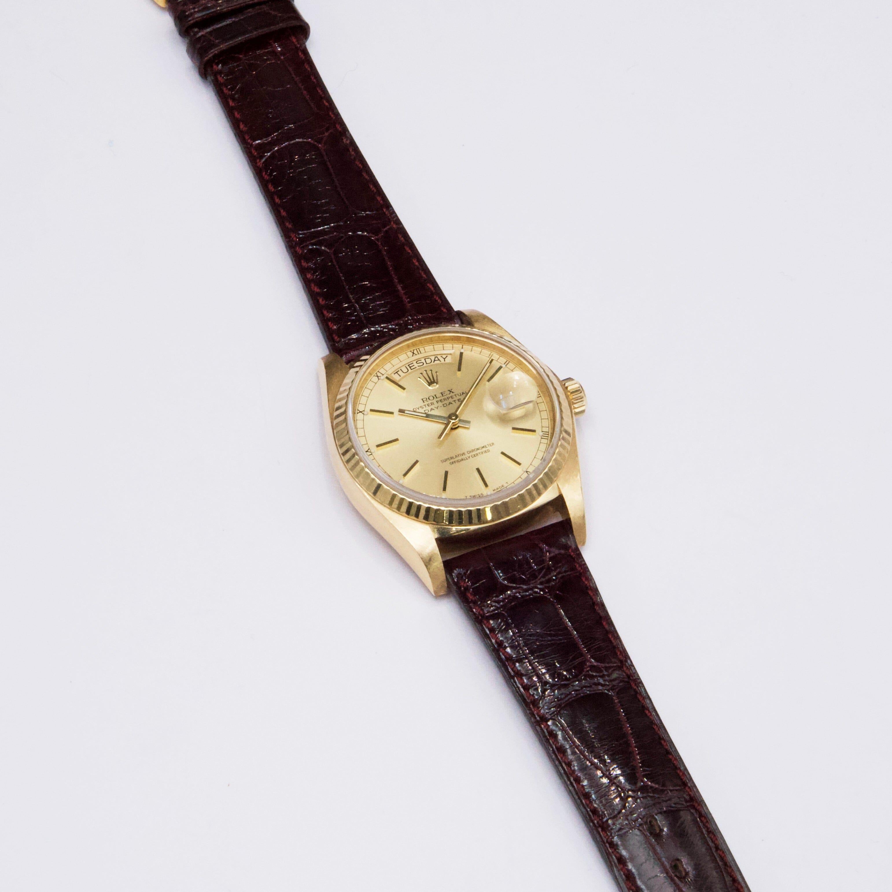 Reloj Rolex Day-Date 18038 para caballero. Caja de 36 mm de oro amarillo de 18 quilates con bisel estriado de oro amarillo de 18 quilates. Esfera champán con agujas e índices horarios dorados. Marcadores de minutos en la esfera exterior. Indicación