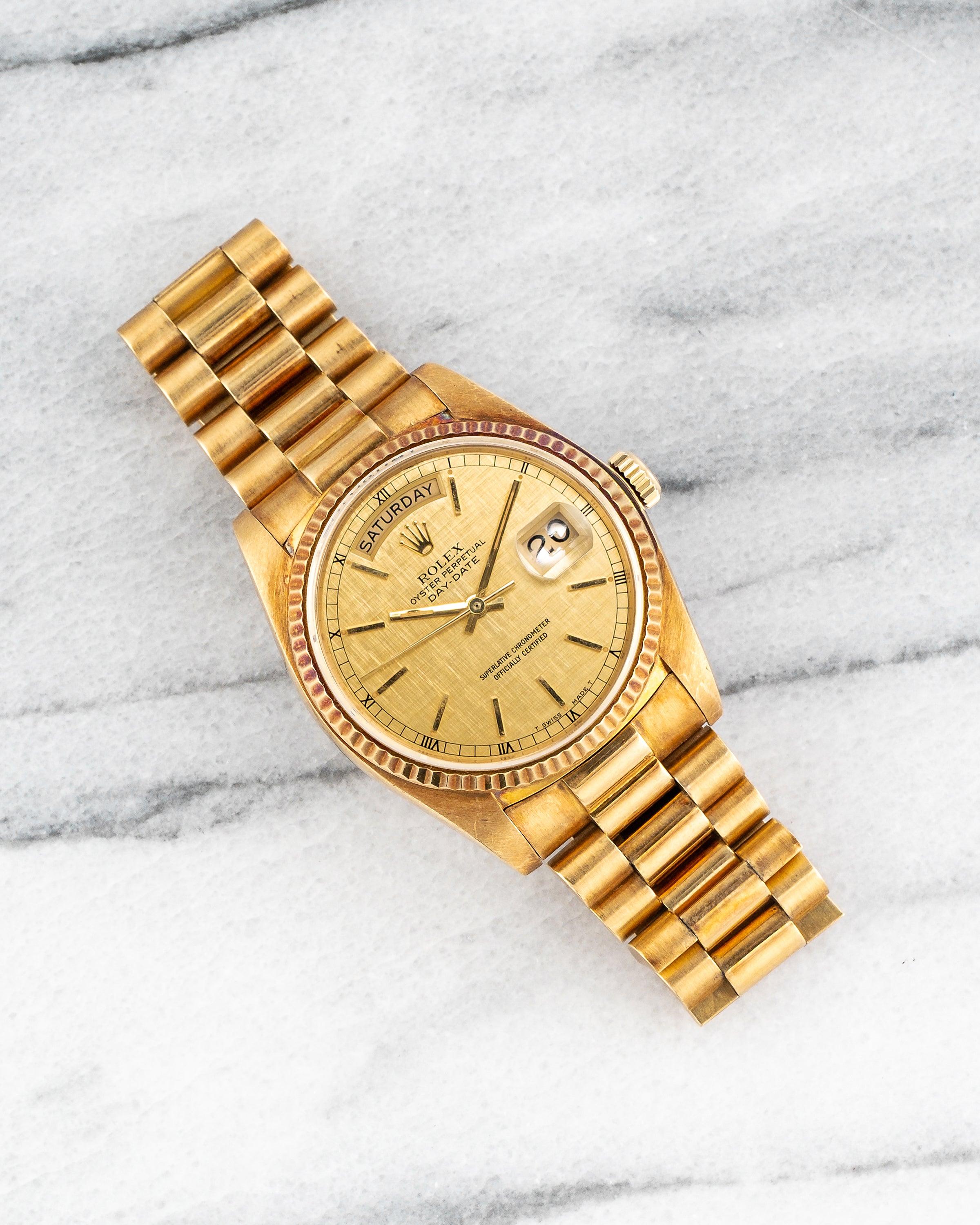 Hier ist eine Rolex Day Date Referenz 18038 Automatik, einfach schnell mit einem champagnerfarbenen Leinenzifferblatt aus den 1980er Jahren. Die Abmessungen umfassen ein 36-mm-Gehäuse und eine Anstoßbreite von 20 mm. Das Armband passt an ein