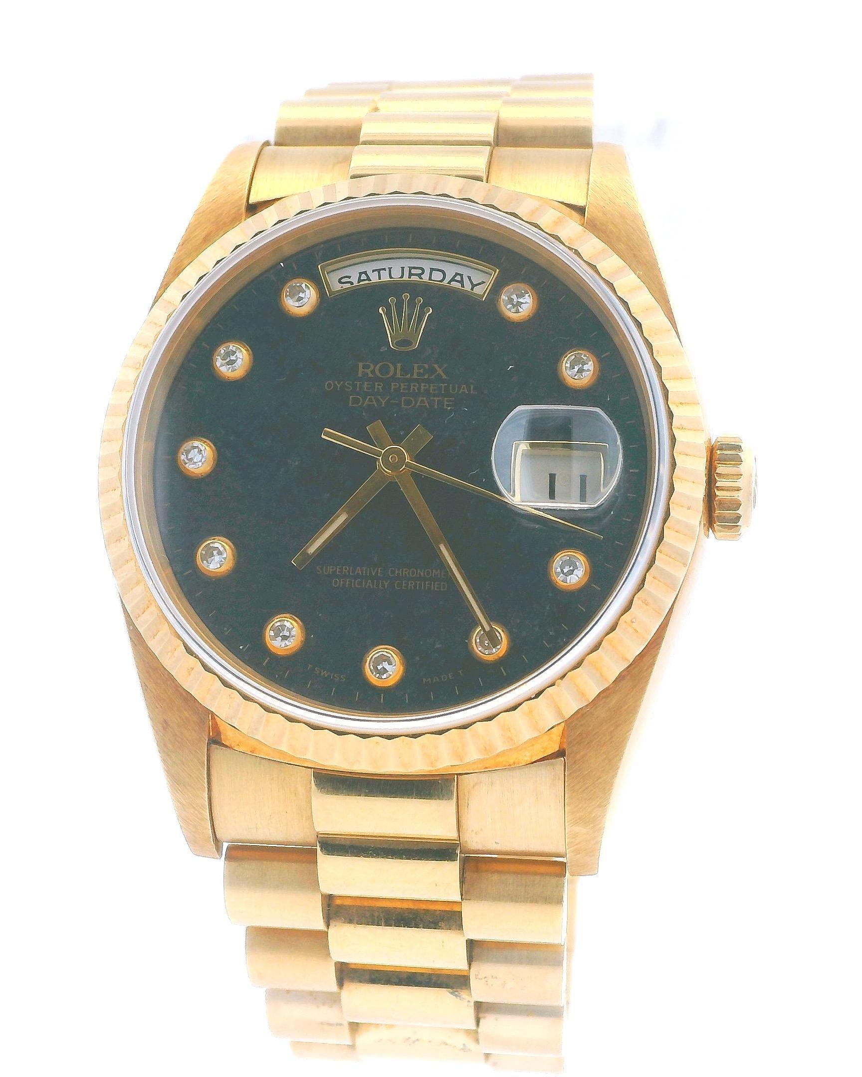 La montre Rolex Day-Date 18238 pour homme est un garde-temps luxueux qui allie élégance et fonctionnalité. Son boîtier de 36,00 mm est réalisé en or jaune 18 carats, ce qui lui confère une allure intemporelle et sophistiquée. La montre est dotée