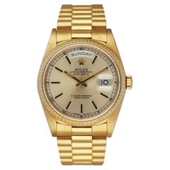 Herrenuhr-Kasten und Papiere mit Tagesdatum 18238 aus 18 Karat Gelbgold