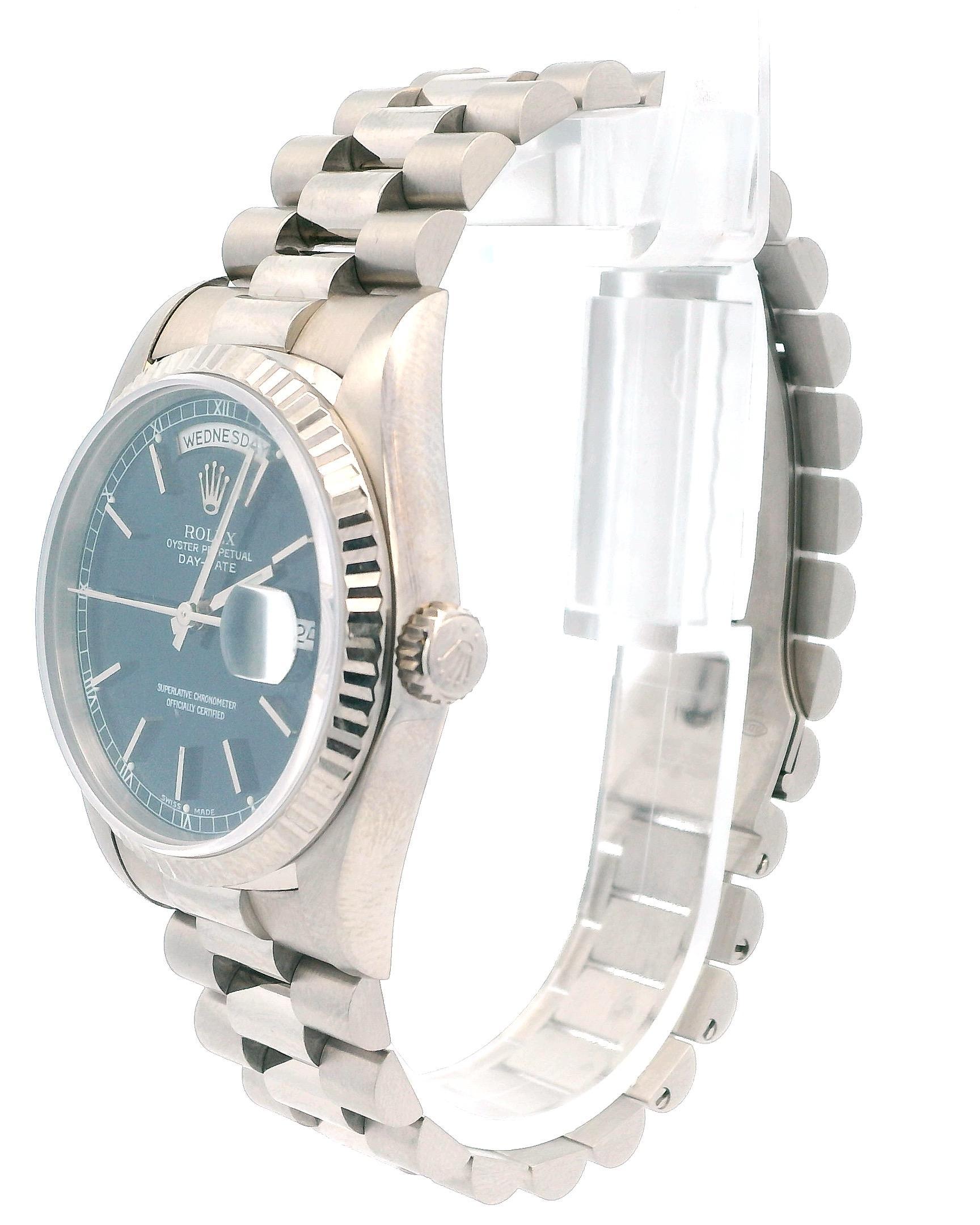 Orologio Rolex Day Date 18239. Cassa da 36 mm in oro bianco 18 carati con lunetta scanalata in oro bianco 18 carati. Quadrante blu con lancette luminose in oro bianco e indici in oro bianco. Datario a ore 3 e indicazione del giorno a ore 12.