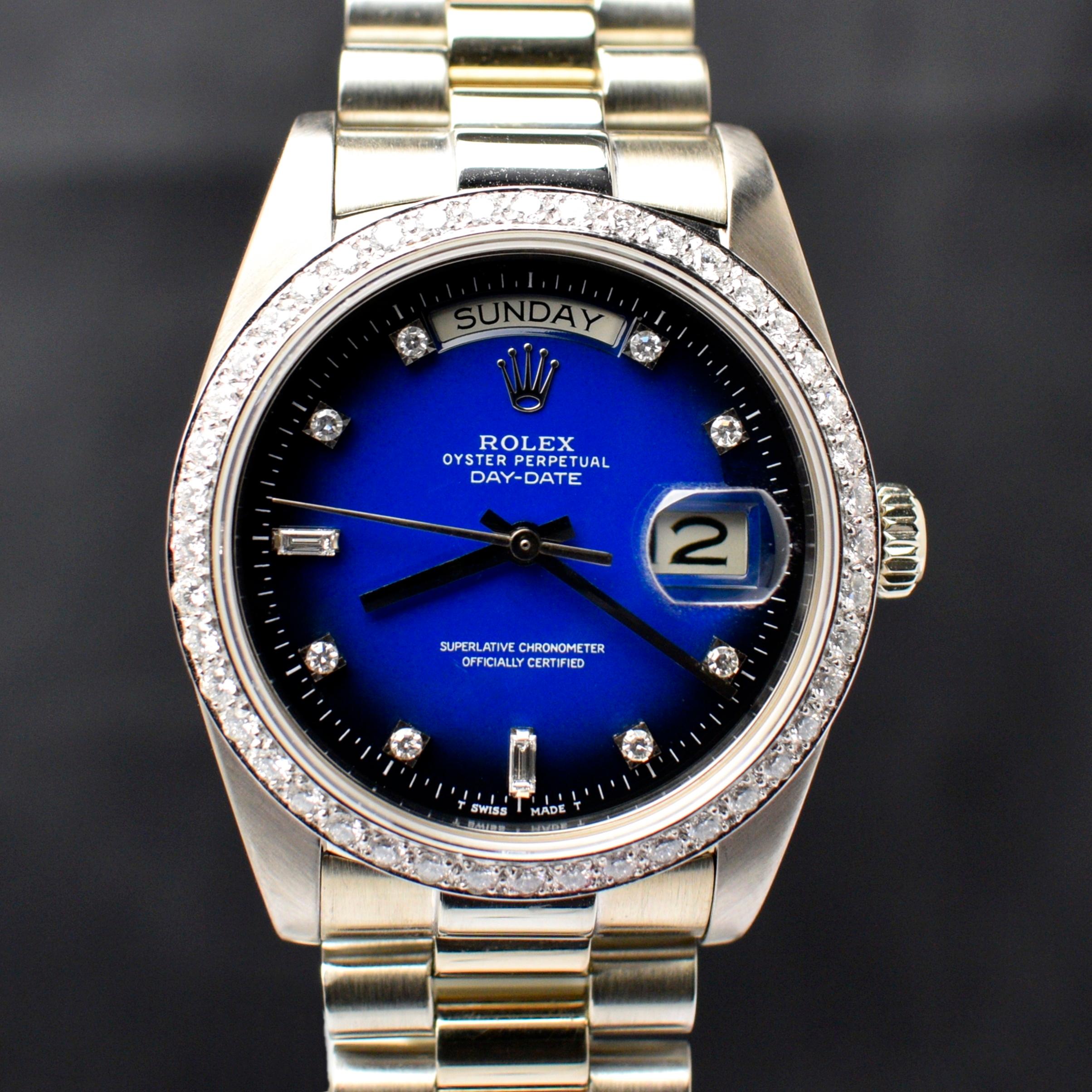Taille ronde Rolex Montre d'occasion Day-Date 18038 en or blanc 18 carats avec cadran bleu dégradé et diamants, 1982 en vente