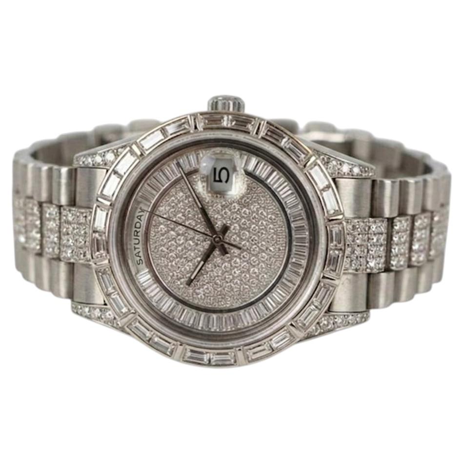 Montre Rolex Day-Date personnalisée en or blanc 18 carats sertie de diamants