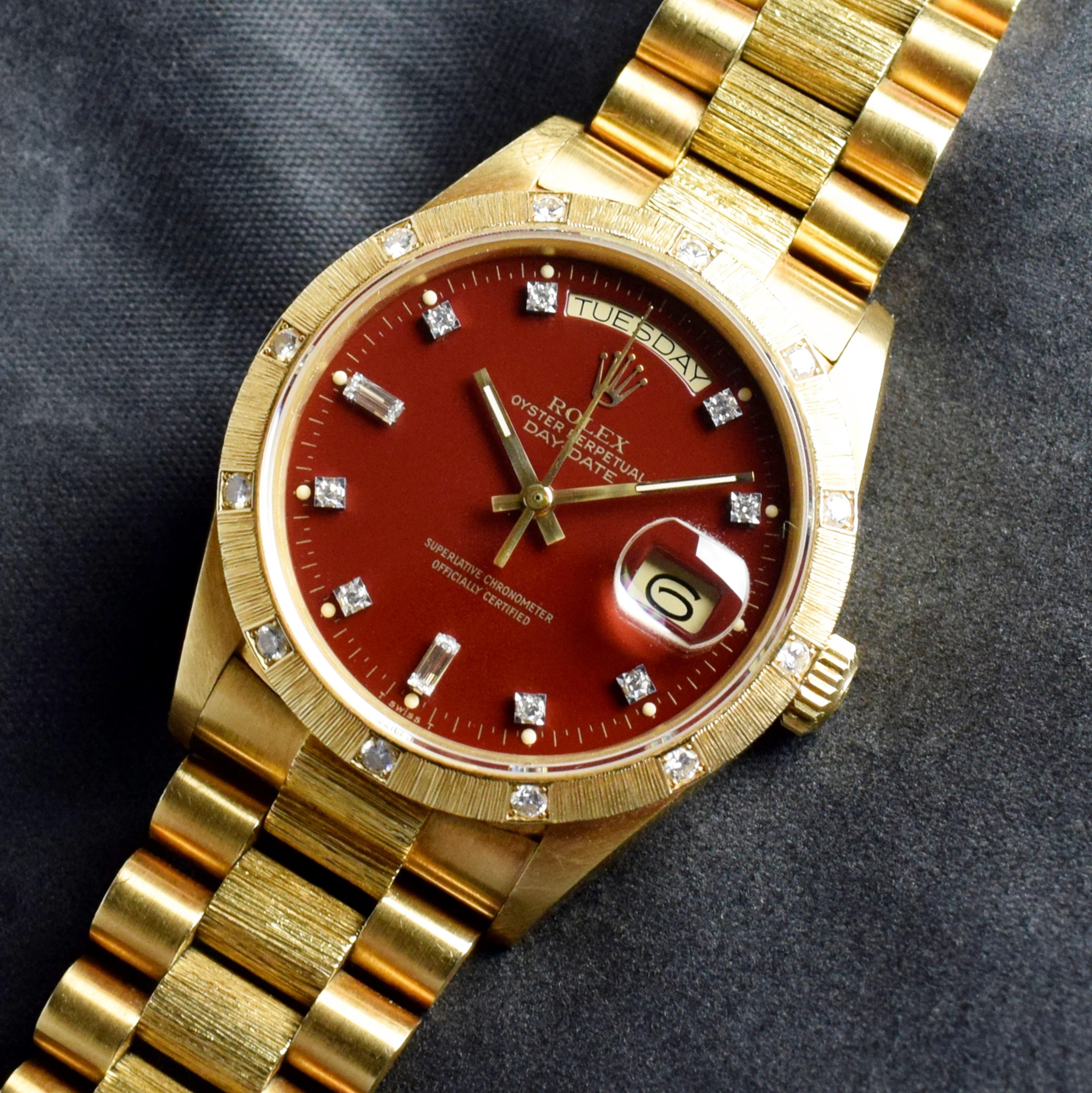 Marke: Rolex
Modell: 18108
Jahr: 1985
Seriennummer: 89xxxxx
Referenz: OT1495
Gehäuse: 36mm ohne Krone; zeigt Gebrauchsspuren mit leichter Politur von früher; Innenboden gestempelt 18000
Zifferblatt: Exzellenter Zustand Oxblood Red Dial w /
