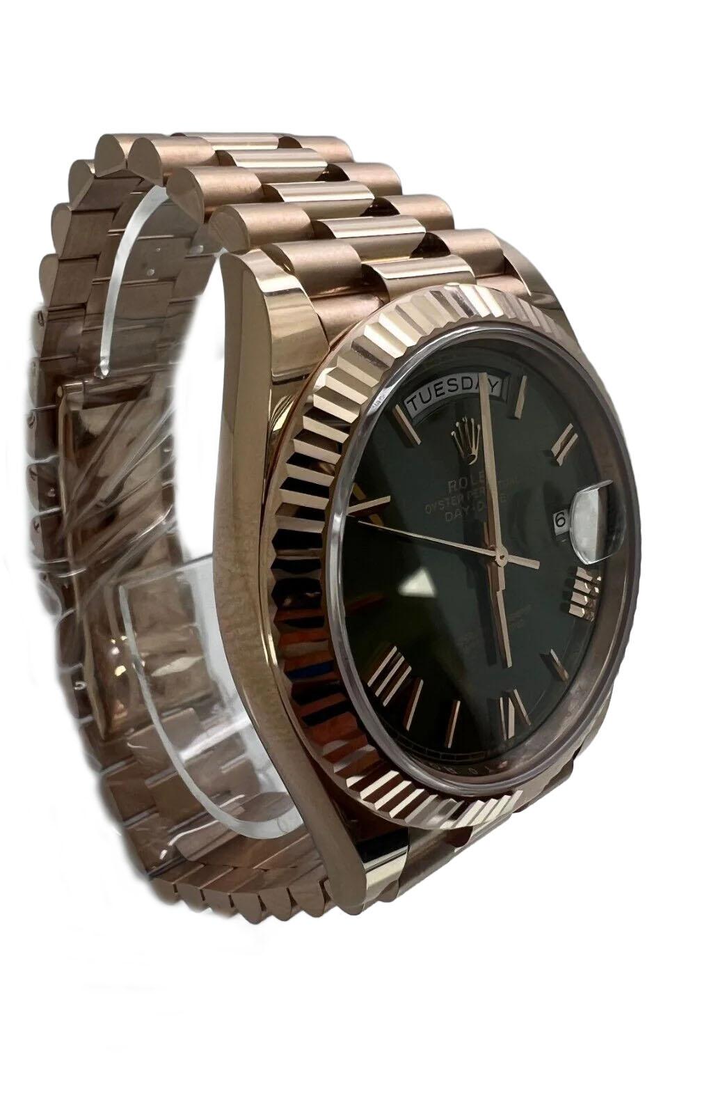 Reloj Rolex Day-Date 228235 Pulsera President rosa con bisel rosa Esfera aceituna en Nuevo estado para la venta en New York, NY