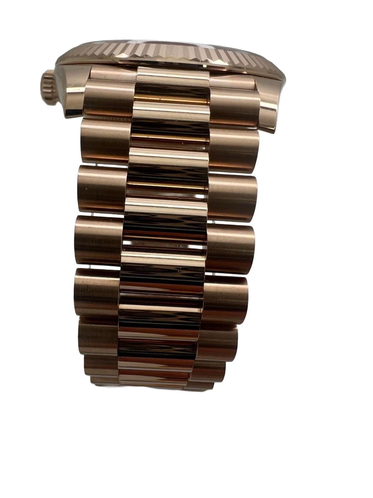 Femenino o masculino Reloj Rolex Day-Date 228235 Pulsera President rosa con bisel rosa Esfera aceituna en venta