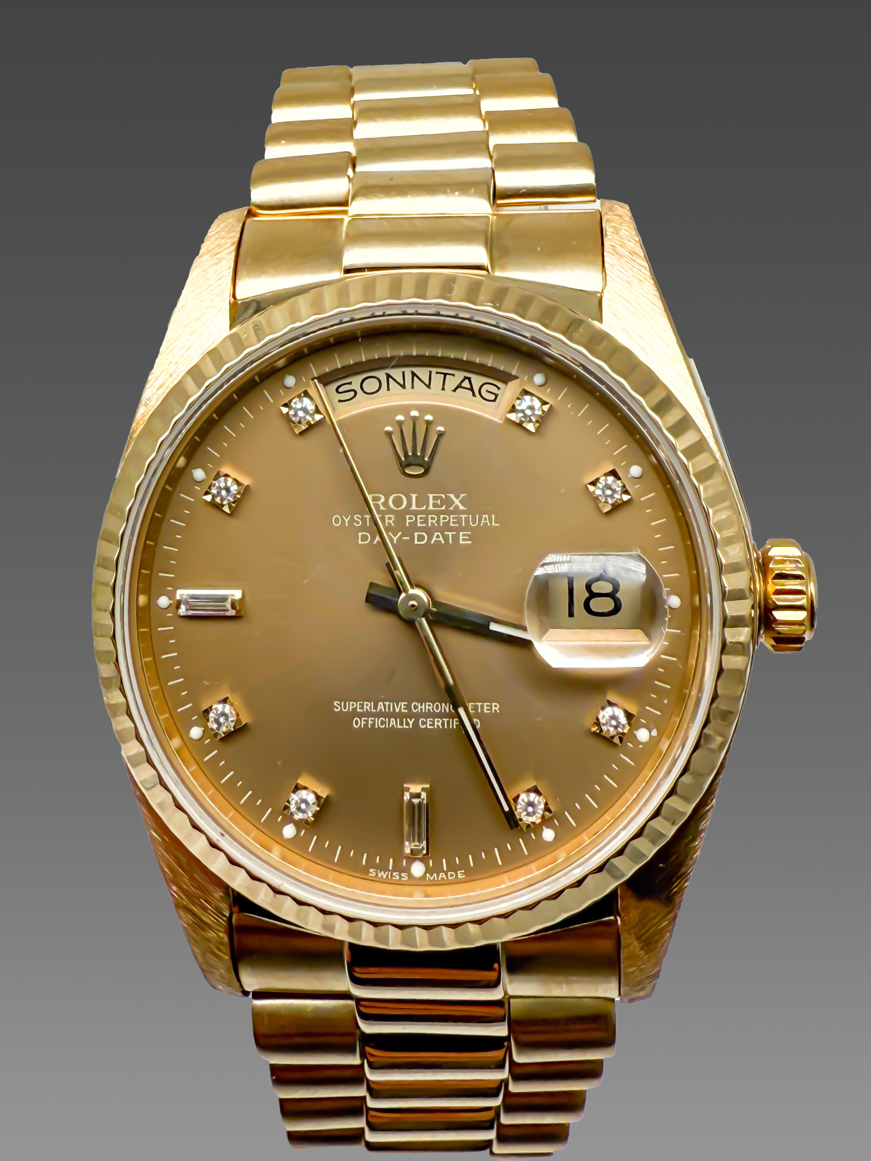 Plongez dans un monde d'élégance intemporelle avec cette exquise Rolex Day-Date 36 - un chef-d'œuvre de l'horlogerie suisse des années 1984-1985, réputé à la fois pour sa présence luxueuse et sa précision technique exceptionnelle. Cette montre est