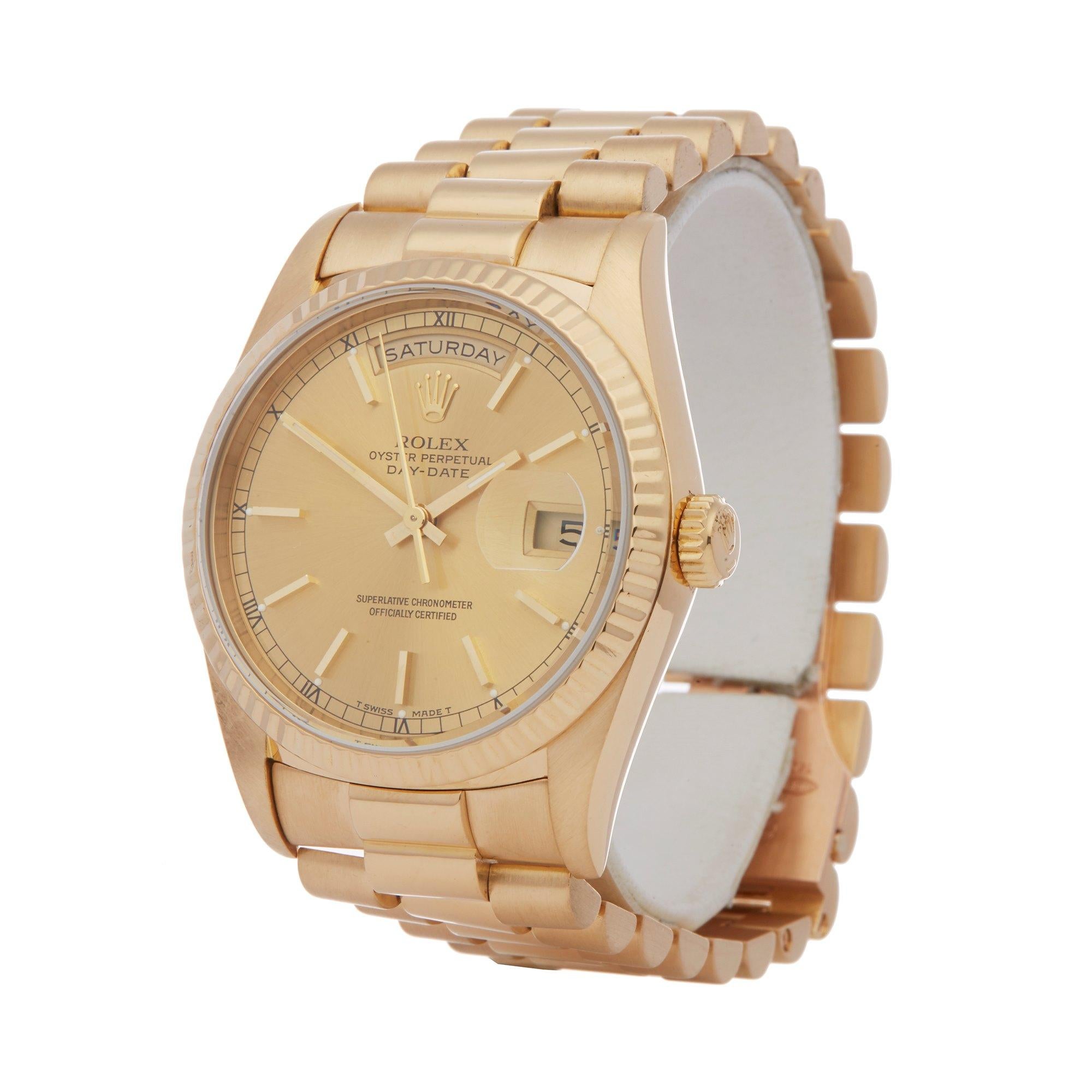 Xupes Reference: W007612
Manufacturer: Rolex
Model: Day-Date
Model Variant: 36
Model Number: 18238
Age: 1994
Gender: Unisex
Complete With: Rolex Box 
Dial: Champagne Baton
Glass: Sapphire Crystal
Case Size: 36mm
Case Material: Yellow Gold
Strap