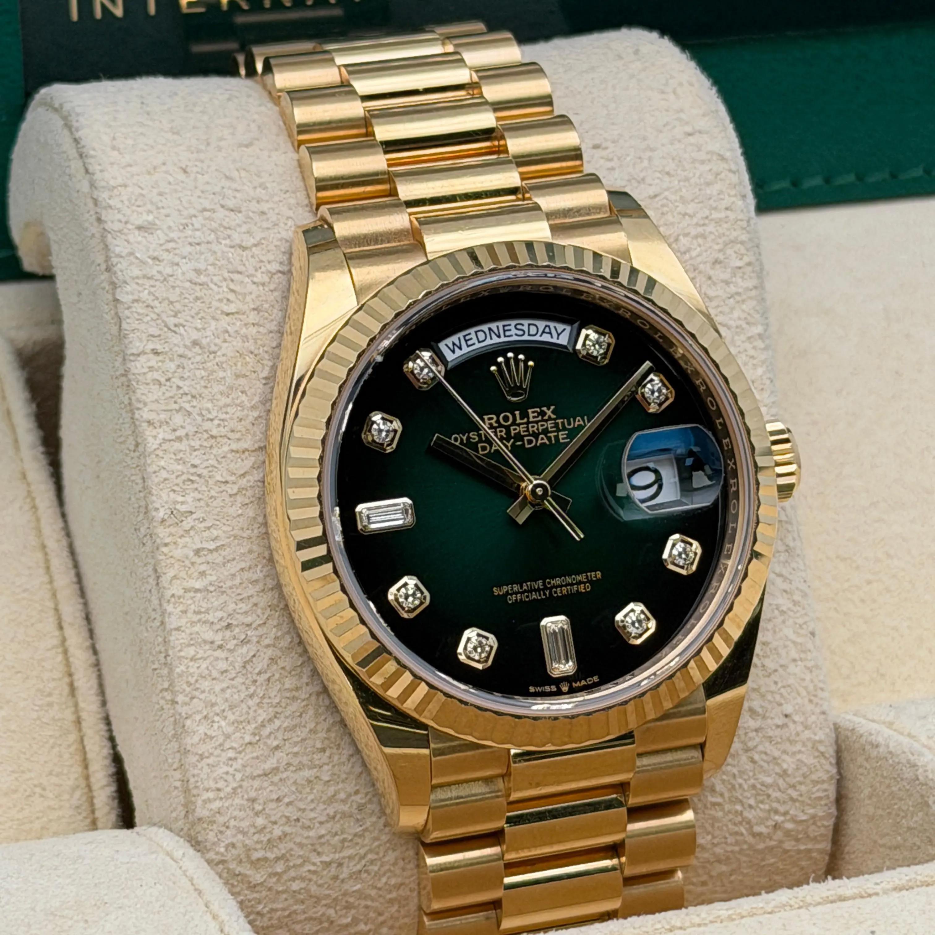 Femenino o masculino Reloj Rolex Day-Date 36 Oro Amarillo de 18 quilates Esfera de diamantes Hombre Verde 128238 en venta