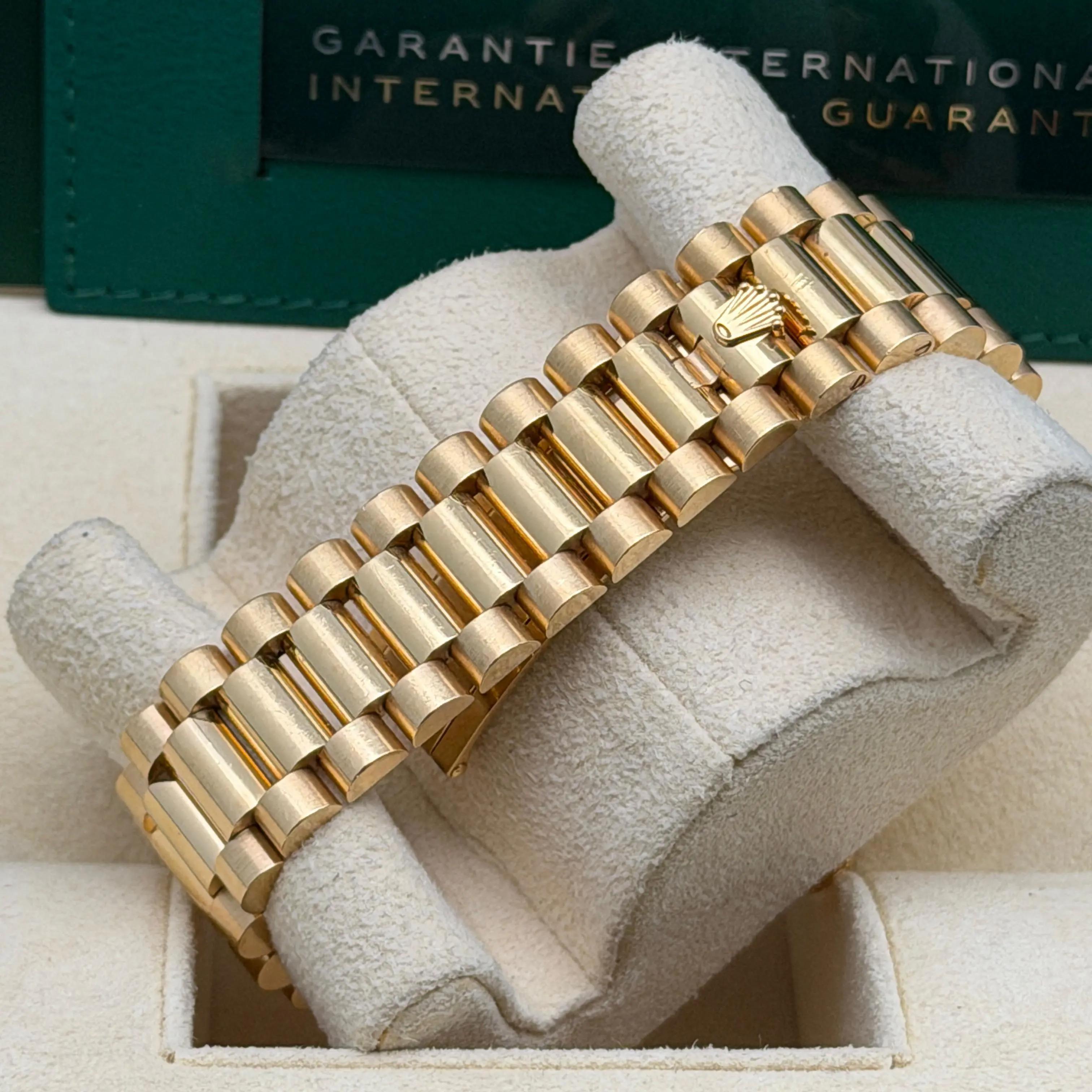 Reloj Rolex Day-Date 36 Oro Amarillo de 18 quilates Esfera de diamantes Hombre Verde 128238 en venta 2