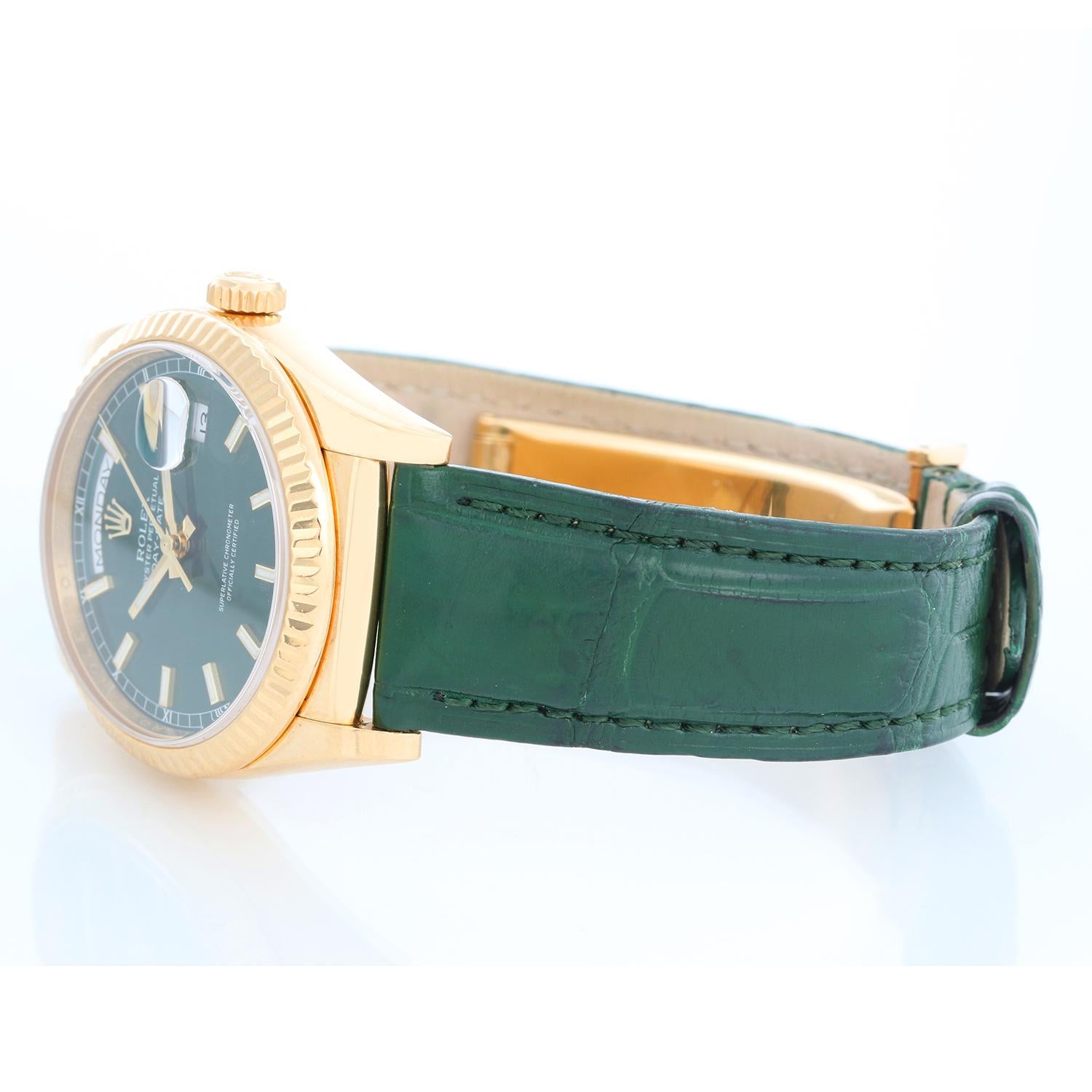 Rolex Day-Date 36 President 18K Yellow Gold Men's Watch 118138 - Automatic. 18K Yellow Gold with fluted bezel  ( 36 mm ). Green dial with stick hour markers. Green Alligator Strap with 18K Yellow Gold Deployant Buckle. Pre-owned with Rolex box and