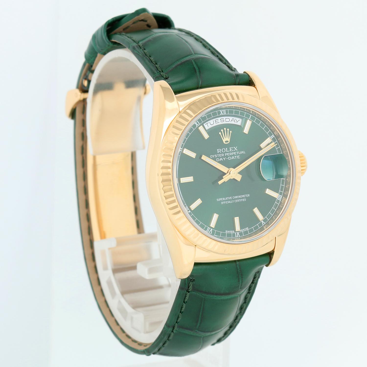 Rolex Day-Date 36 President 18K Yellow Gold Men's Watch 118138 - Automatic. 18K Yellow Gold with fluted bezel  ( 36 mm ). Green dial with stick hour markers. Green Rolex Alligator Strap with 18K Yellow Gold Deployant Buckle. Pre-owned with Rolex box