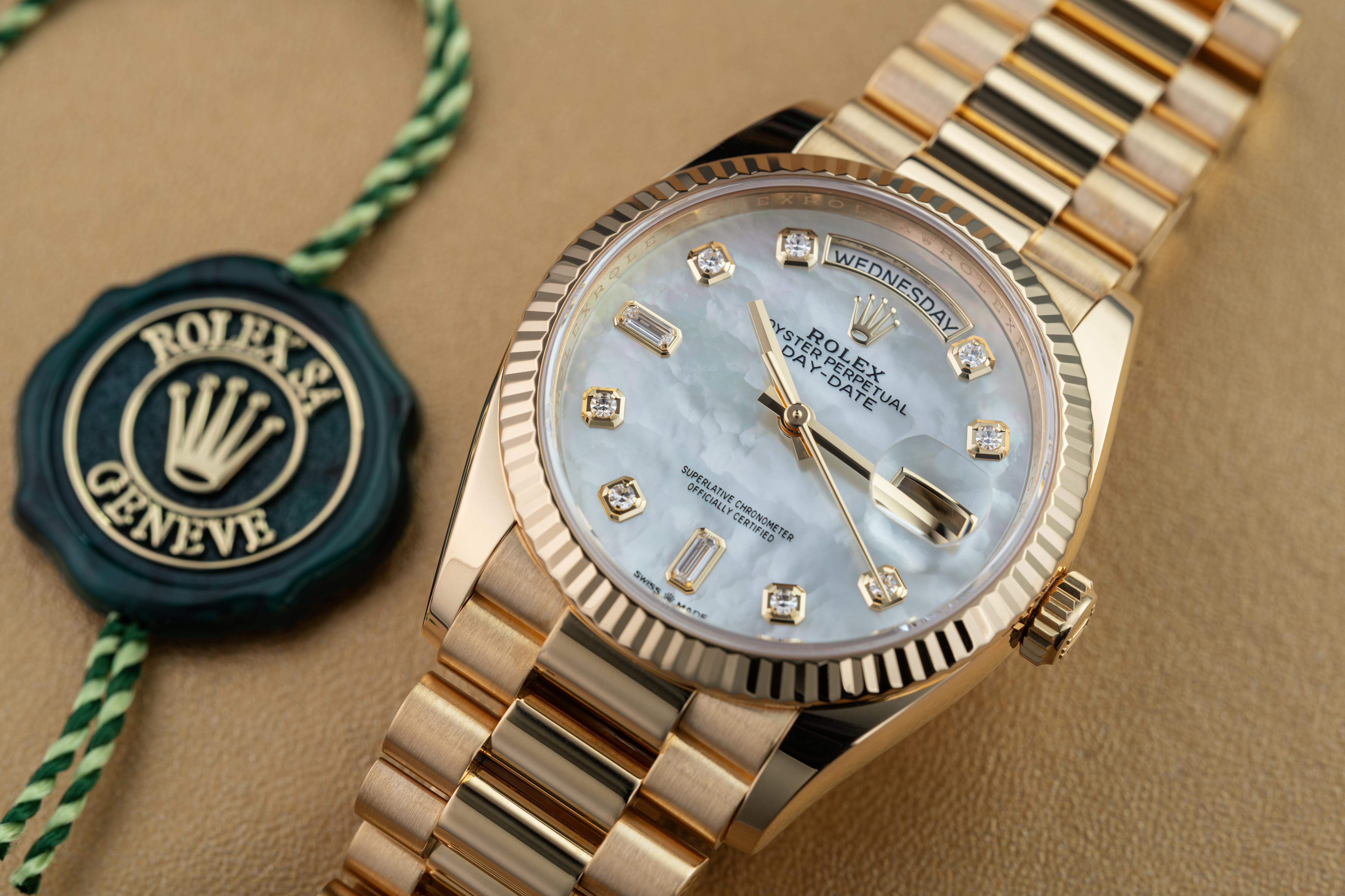 This Rolex Day-Date 36 is in perfect condition. Still under Rolex international warranty until 2027, it features the classic 36mm yellow gold case with signature fluted bezel as well as the definitive bracelet for precious metal timepieces, the