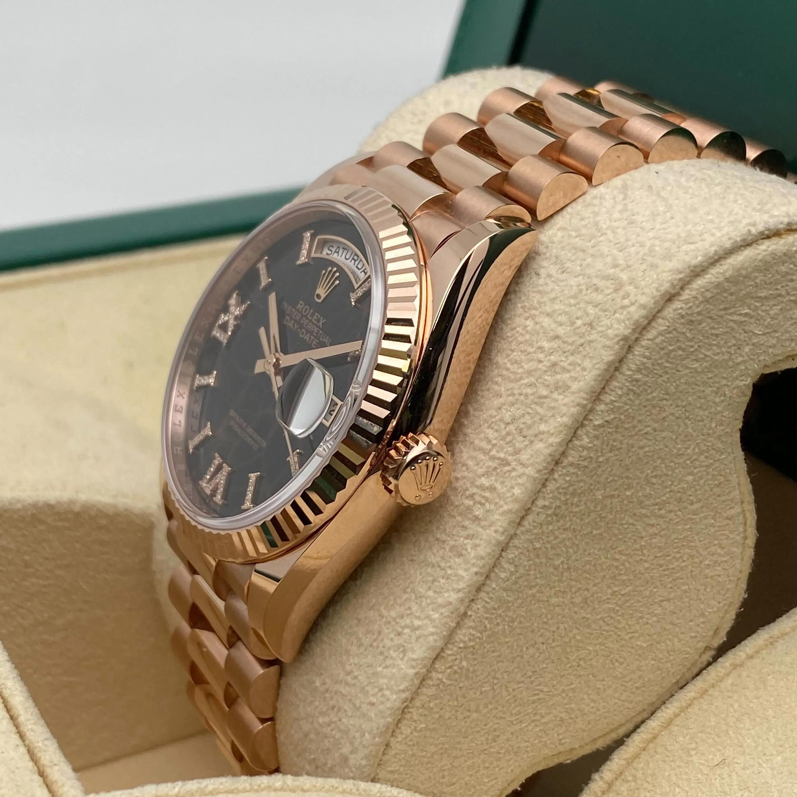 Ungetragen. Kommt mit Originalverpackung und Papieren.

🕰 Rolex Day-Date 128235-0041

Marke: Rolex
Modell: Day-Date
Modellnummer: 128235-0041
Abteilung: Unisex Erwachsene
Stil: Luxus
Land/Gebiet der Herstellung: Schweiz
Vintage By: