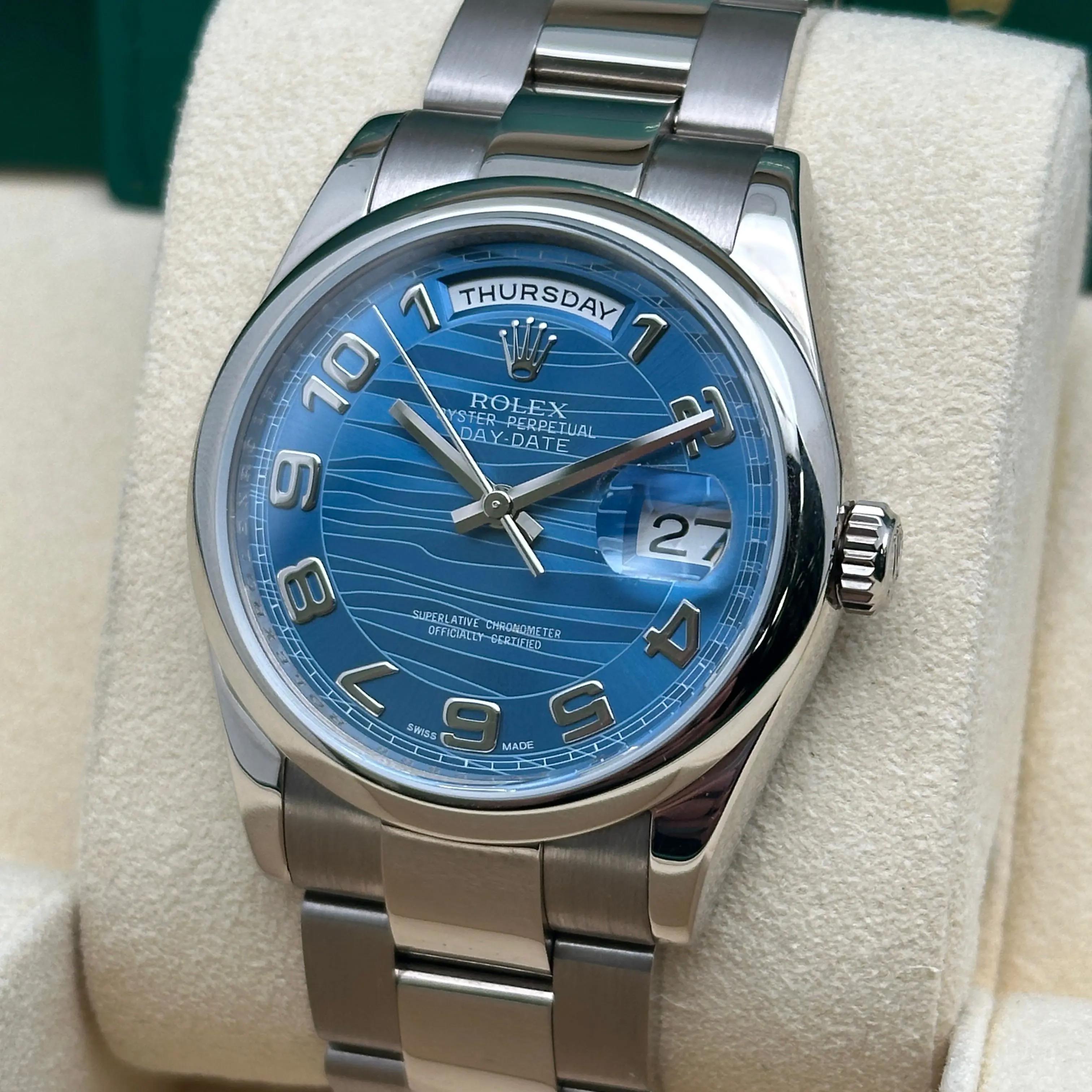 Rolex Day-Date 36mm Oro Bianco 18K Quadrante Blu Wave Orologio 118209 in vendita 3