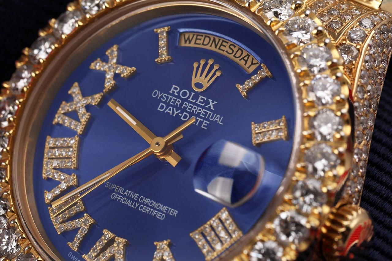 Montre Rolex Day-Date 36 mm, bleu ciel, cadran romain diamanté, or jaune glacé 18038

