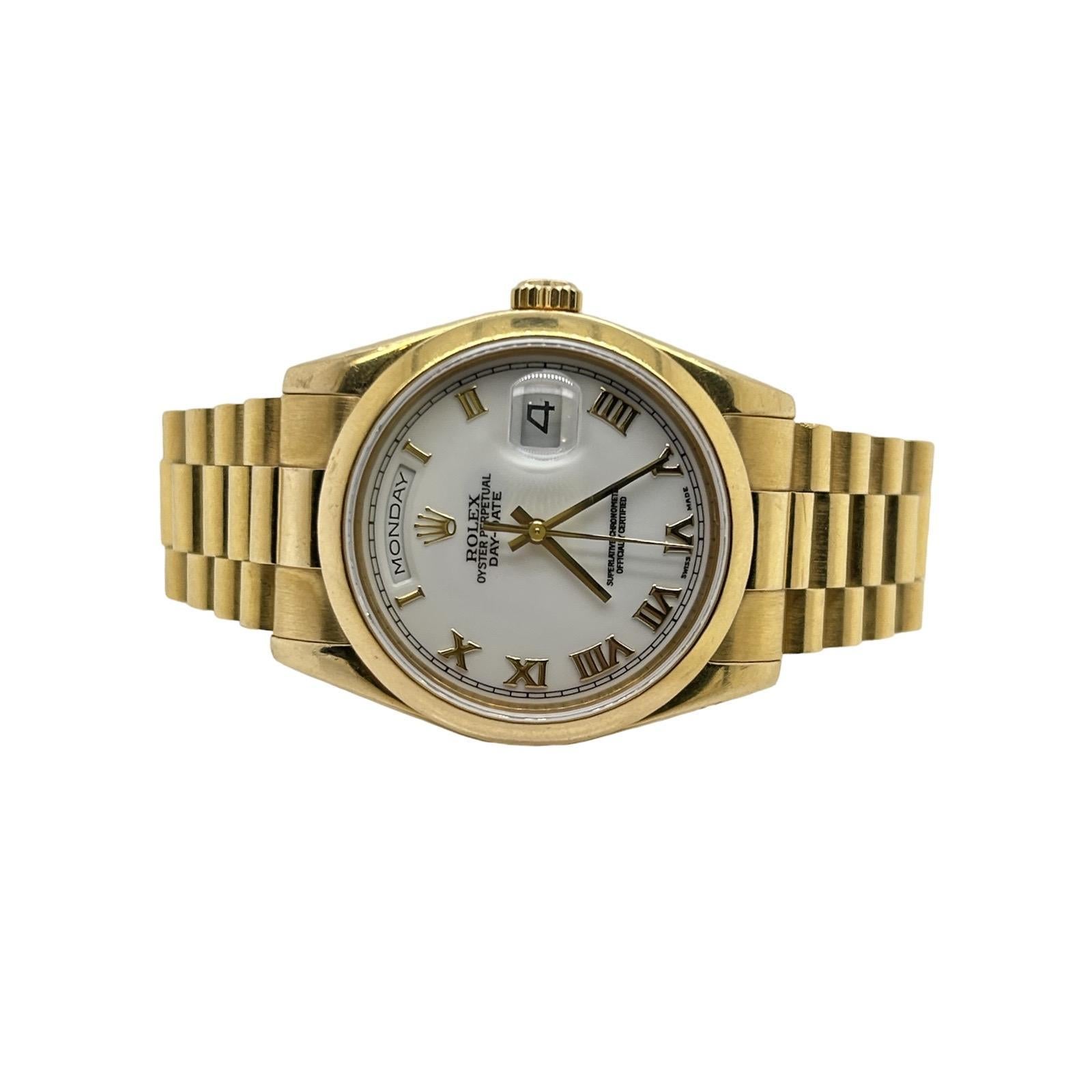 Marca: Rolex
Model No: Day-Date
Referencia: 118208
Año: 2000
Esfera: Números romanos blancos
Material de la banda: Oro Amarillo 18k
Material de la caja: oro amarillo de 18 quilates
Caja/Papeles: Caja sí, Papeles no