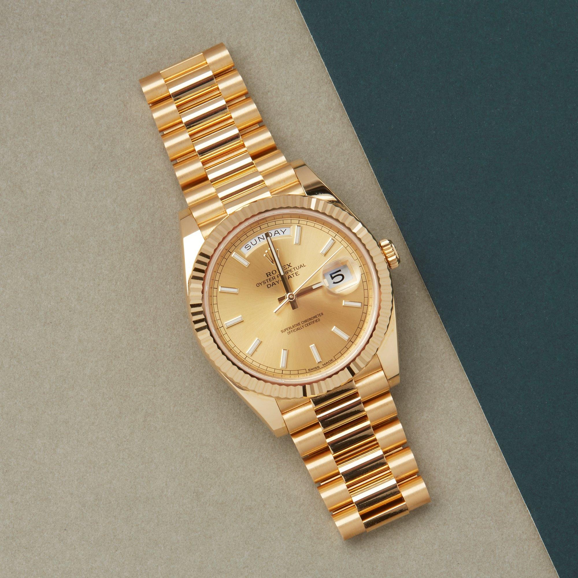 Xupes Reference: COM002670
Manufacturer: Rolex
Model: Day-Date 40
Model Variant: 0
Model Number: 228238
Age: 26-06-2016
Gender: Men
Complete With: Rolex Box, Manuals, Guarantee, Hand Tag, Card Holder & Guarantee Card 
Dial: Gold/Champagne