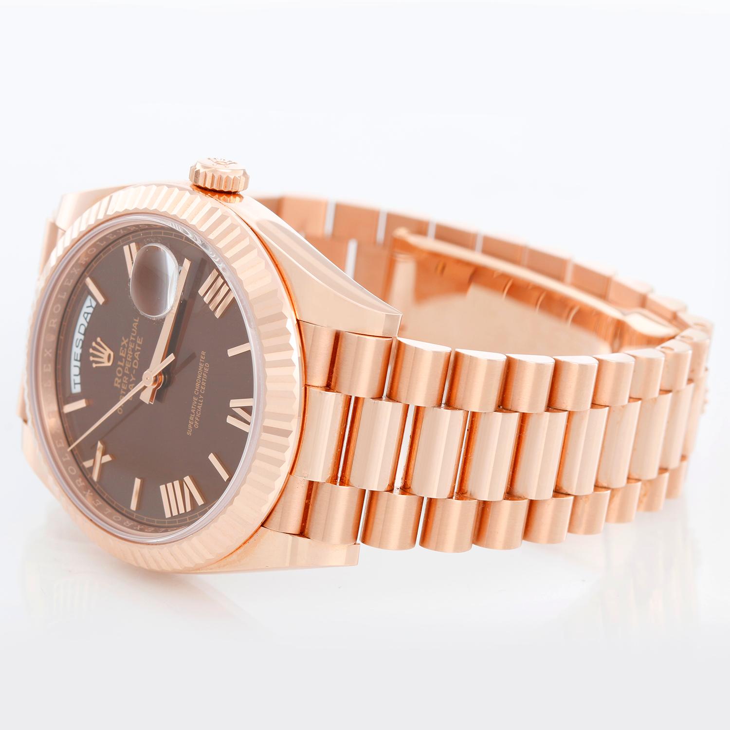 Rolex Day-Date 40 President 18k Rose Gold Herrenuhr 40mm 228235 - Automatischer Aufzug, 31 Juwelen, Saphirglas, mit Tag und Datum. Roségold mit roségoldener geriffelter Lünette (40 mm Durchmesser). Schokoladenfarbenes Zifferblatt. 18k Rose Gold