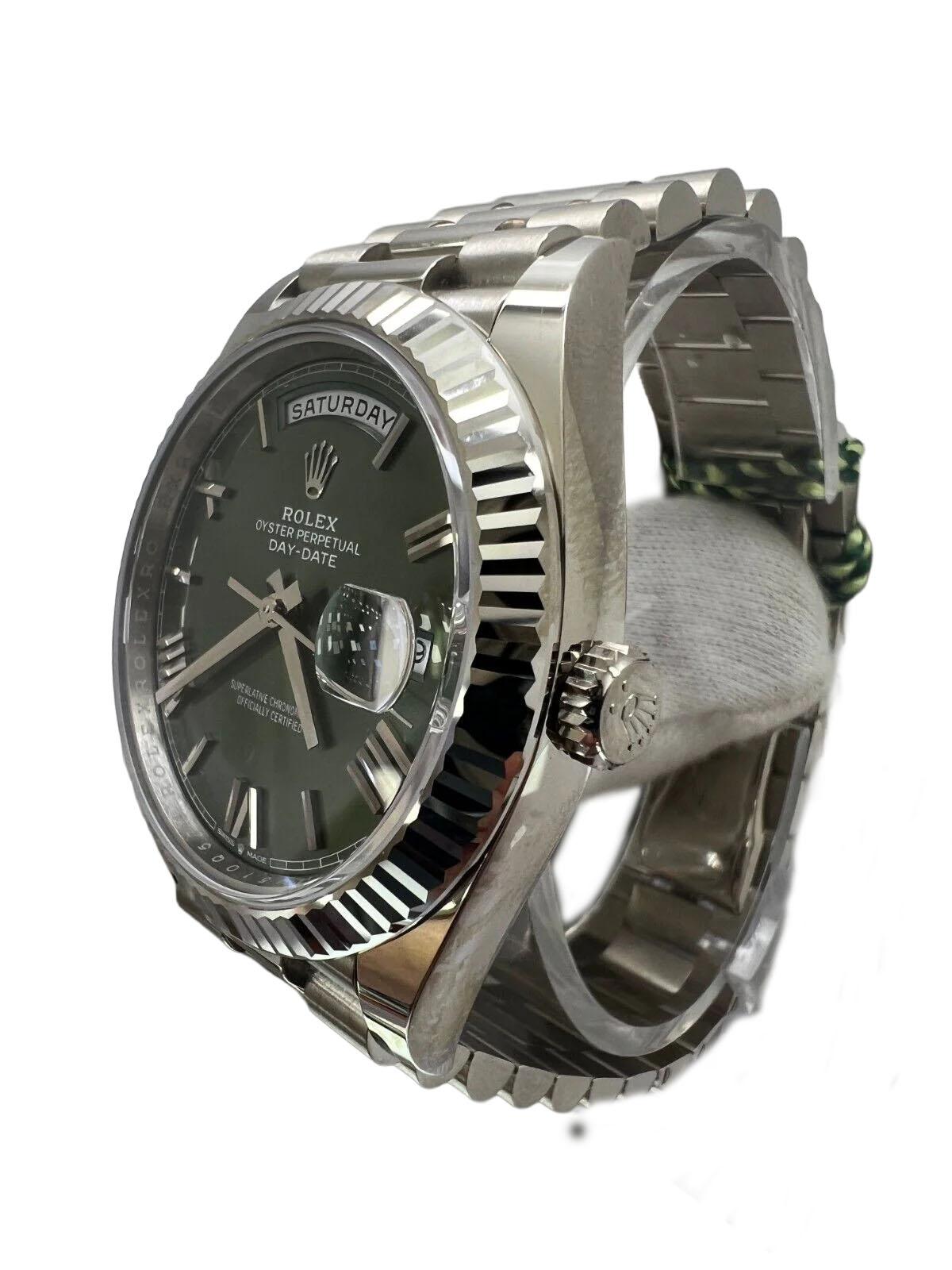 Diese luxuriöse Rolex Day-Date 40 President Armbanduhr ist ein zeitloser Klassiker, der Eleganz mit anspruchsvollem Design verbindet. Mit ihrem auffälligen olivgrünen Zifferblatt mit römischen Ziffern und einem präzisen Sekundenzeiger bietet diese