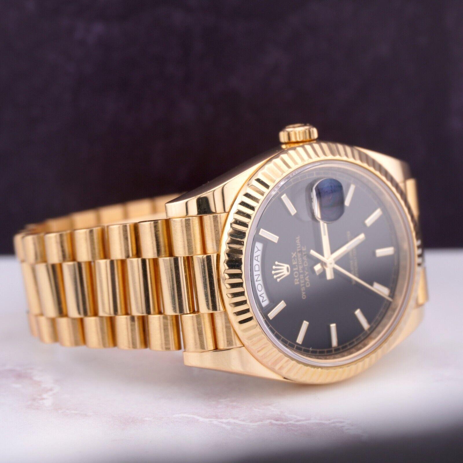 Rolex Day-Date Präsident 40mm Uhr. Ein Pre-owned Uhr w / Original-Box und 2019 Karte. Uhr ist 100% authentisch und kommt mit Echtheitskarte. Watch Reference ist 228238 und ist in ausgezeichnetem Zustand (siehe Bilder). Die Farbe des Zifferblatts ist
