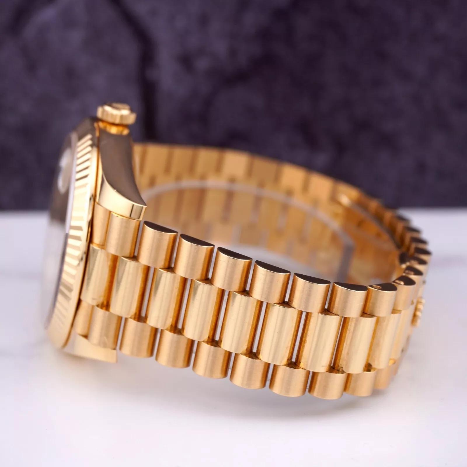 Women's or Men's Rolex Day-Date 40 President 18k Yellow Gold Men's Watch Gold Diamond DIAL 228238 For Sale