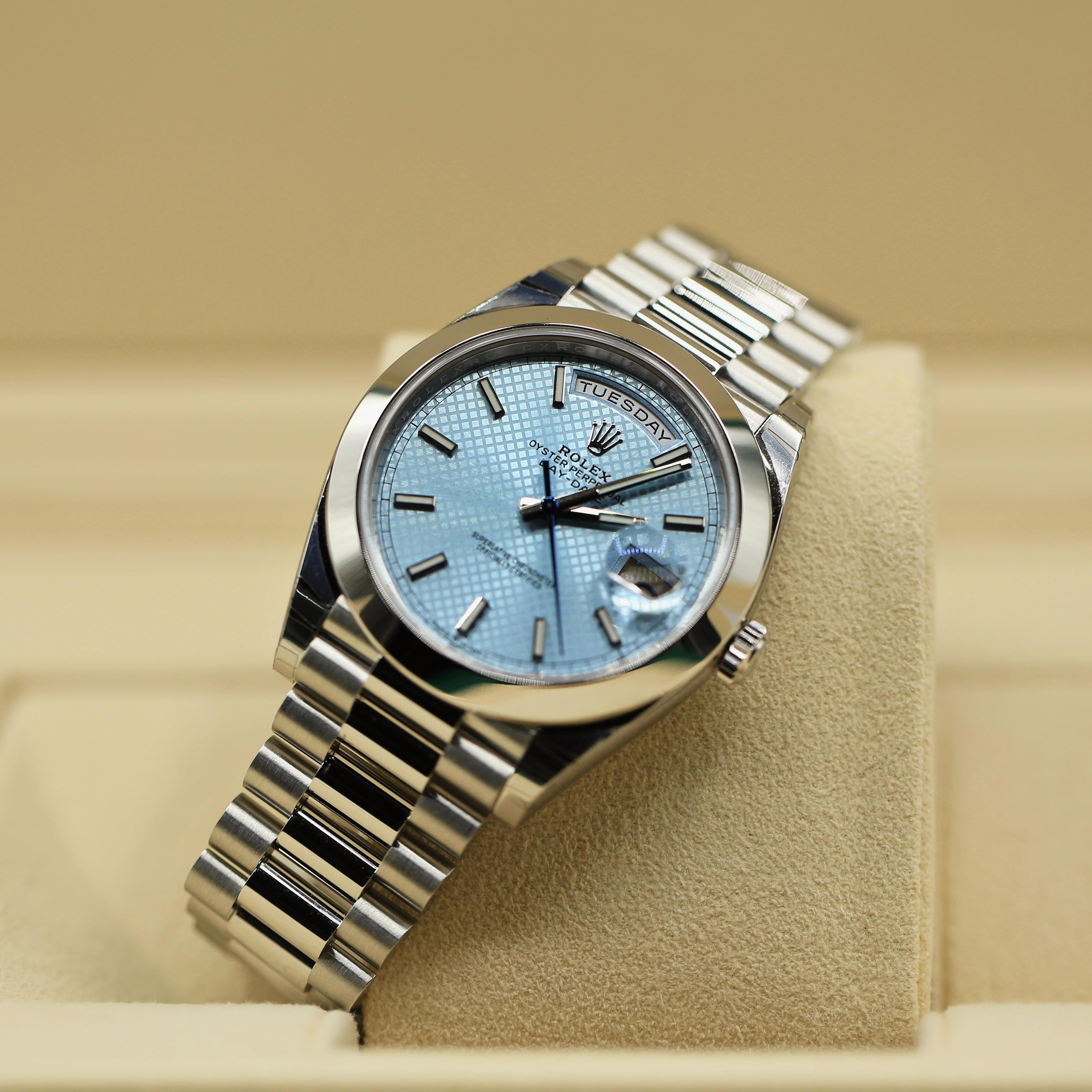 Rolex Day-Date 40 Blue dial, Smooth Bezel, President bracelet, Watch 228206-0004

40mm 950 platinum case, screw-down back with Rolex fluting, screw-down crown with twin lock double waterproofness system, smooth bezel, scratch-resistant double
