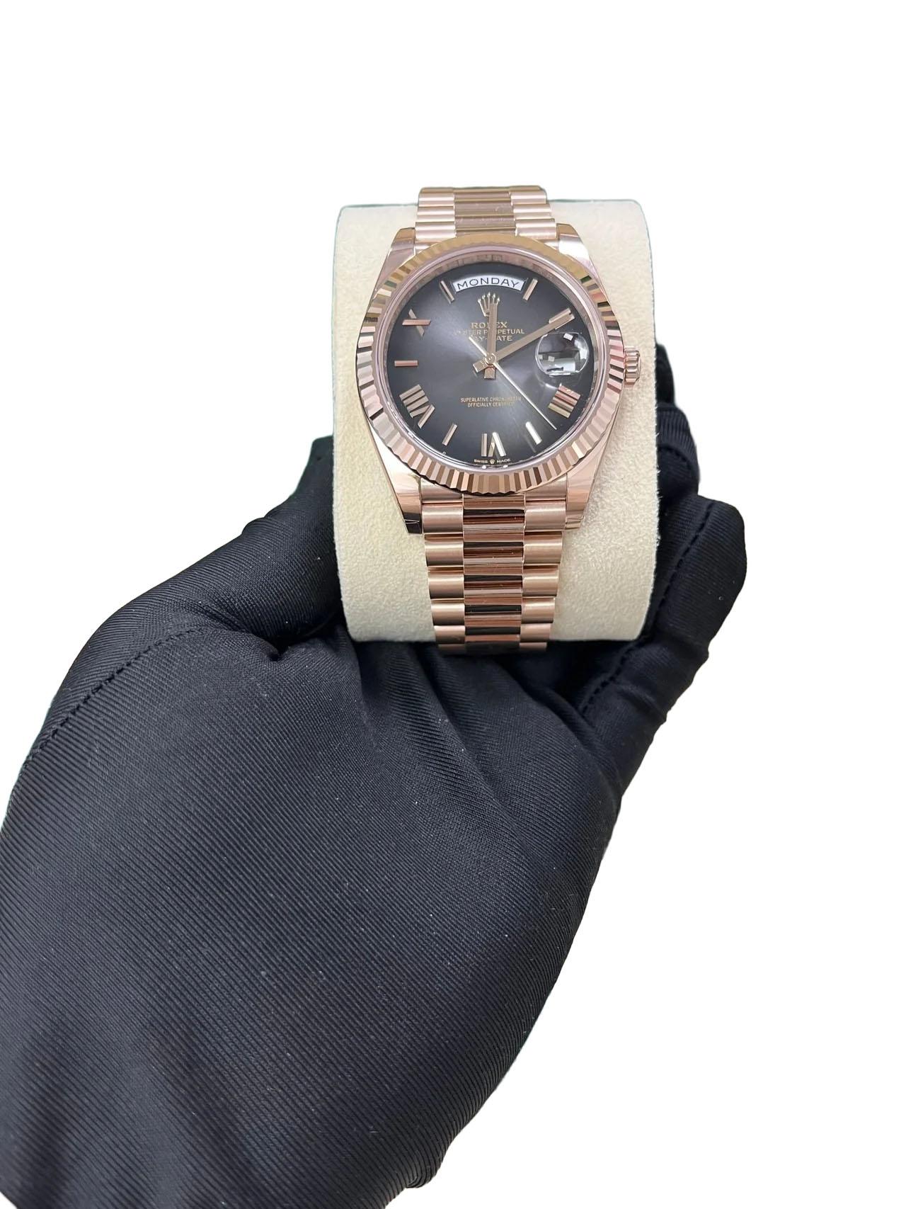 El Oyster Perpetual Datejust 40 de oro Everose de 18 kt es un impresionante reflejo de artesanía y elegancia. Con su icónica arquitectura Oyster, el reloj presenta una caja central monobloque, un fondo atornillado seguro y una corona de cuerda