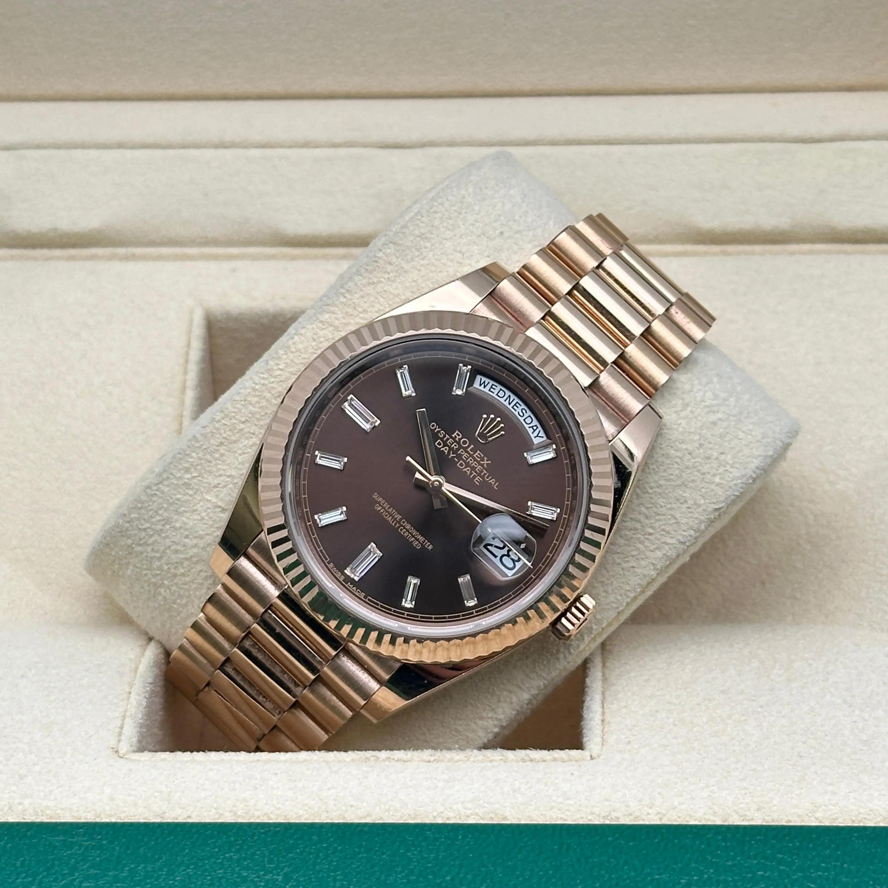 Rolex Day Date 40mm Oro rosa 18K Diamante Baguette Quadrante cioccolato Orologio 228235 In condizioni ottime in vendita a New York, NY