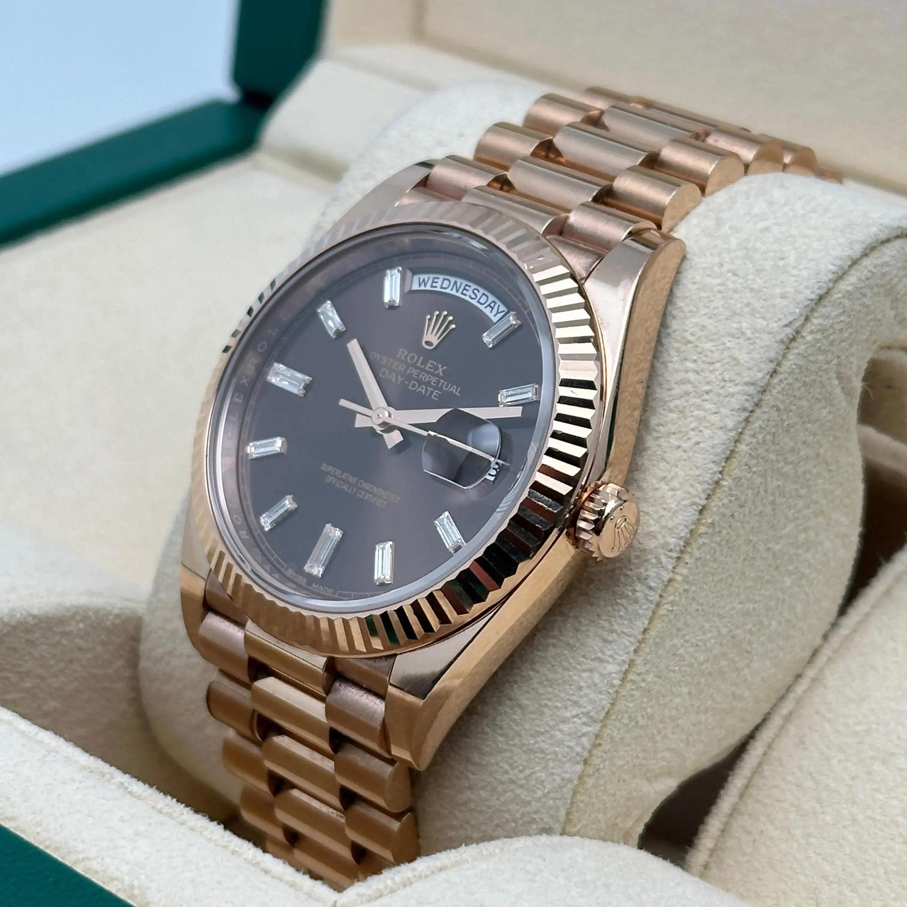Uomo Rolex Day Date 40mm Oro rosa 18K Diamante Baguette Quadrante cioccolato Orologio 228235 in vendita