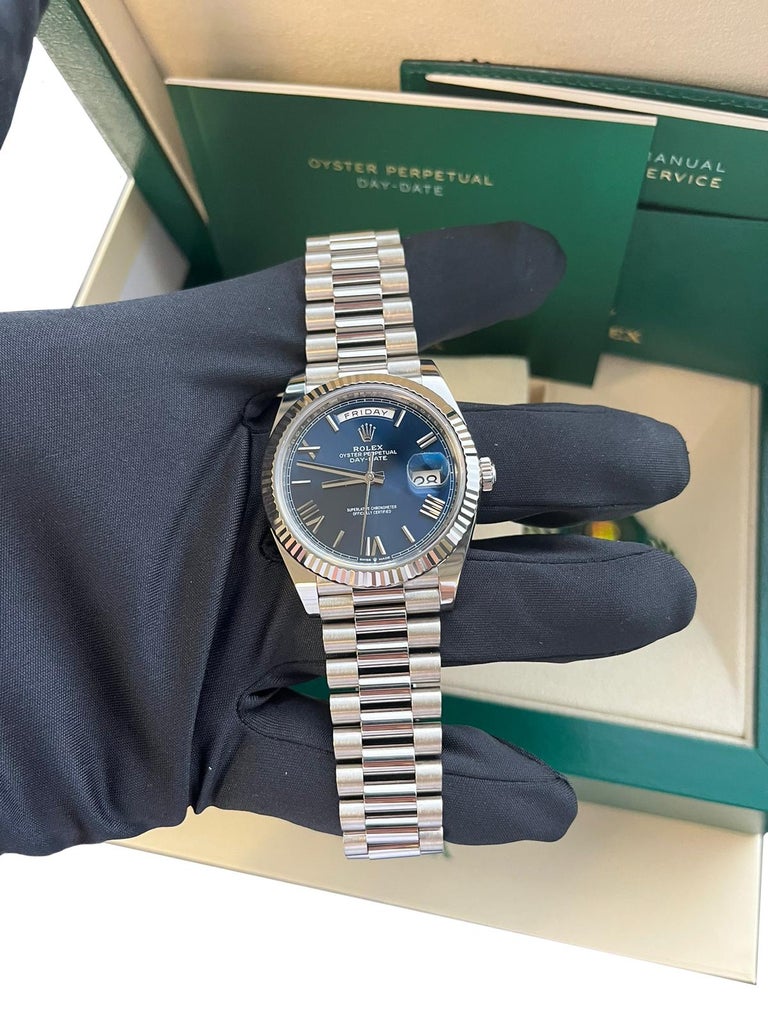 Rolex DayDate 40mm 18K Weißgold geriffelte Blaues römisches Zifferblatt 228239 im