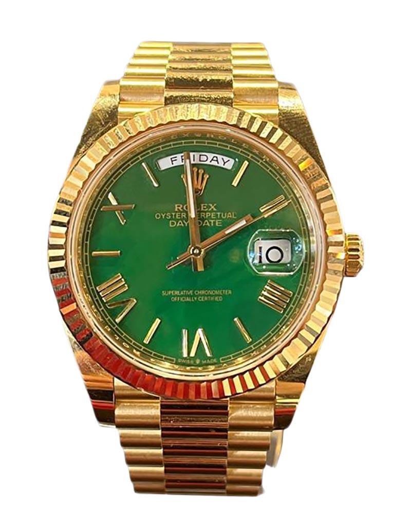 Marke: Rolex 

Modellname: Day-Date 

Modellnummer: 228238

Uhrwerk: Automatik

Gehäusegröße: 40 mm

Fall zurück: Geschlossen 

Gehäuse MATERIAL:  18k Gelbgold

Lünette: 18k Gelbgold 

Zifferblatt: Grün

Armband: 18k Gelbgold; President Band