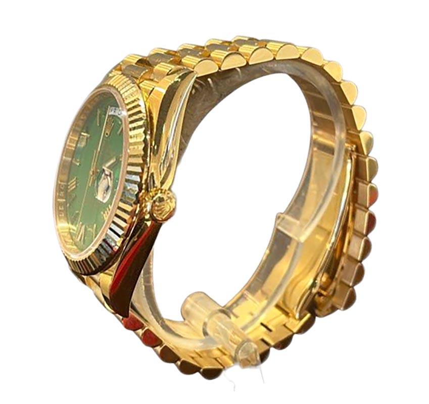 Rolex Day-Date in 18k Gelbgold Grünes römisches Zifferblatt REF 228238 im Zustand „Hervorragend“ in Miami, FL