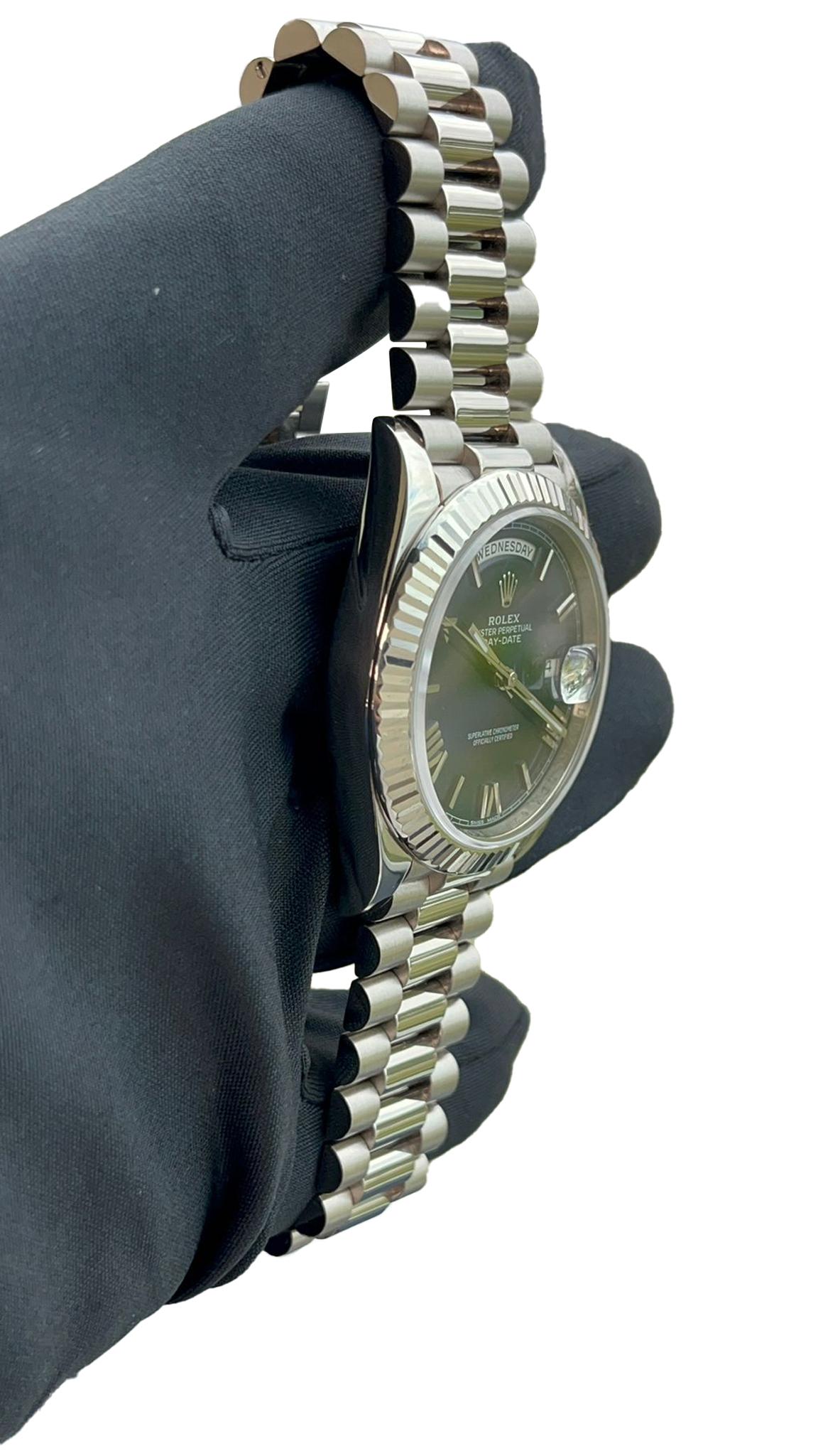Rolex Montre Day-Date 40mm avec cadran romain bleu vif et lunette cannelée 228239 en vente 12