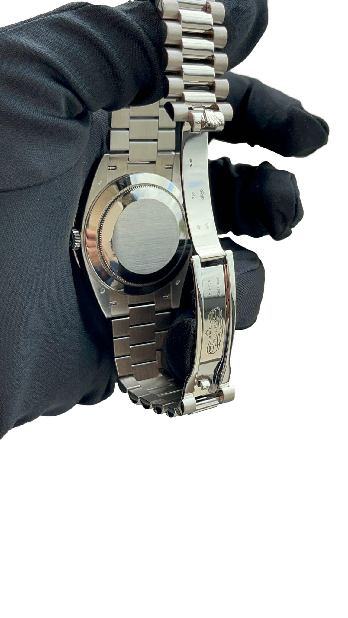 Rolex Montre Day-Date 40mm avec cadran romain bleu vif et lunette cannelée 228239 en vente 13