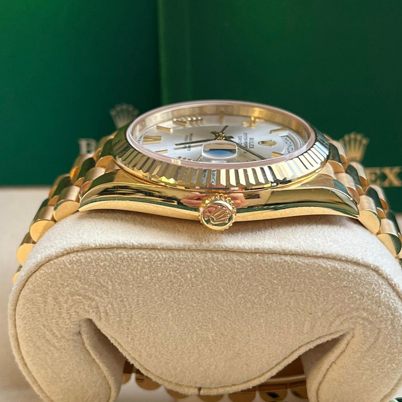 Rolex Montre President Day-Date en or jaune avec cadran romain argenté 228238 en vente 7