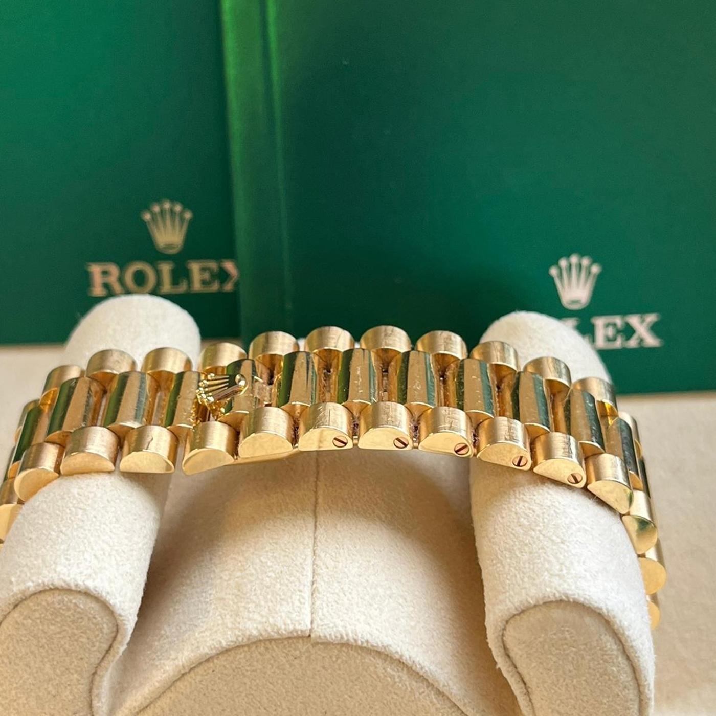 Rolex Montre President Day-Date en or jaune avec cadran romain argenté 228238 en vente 12