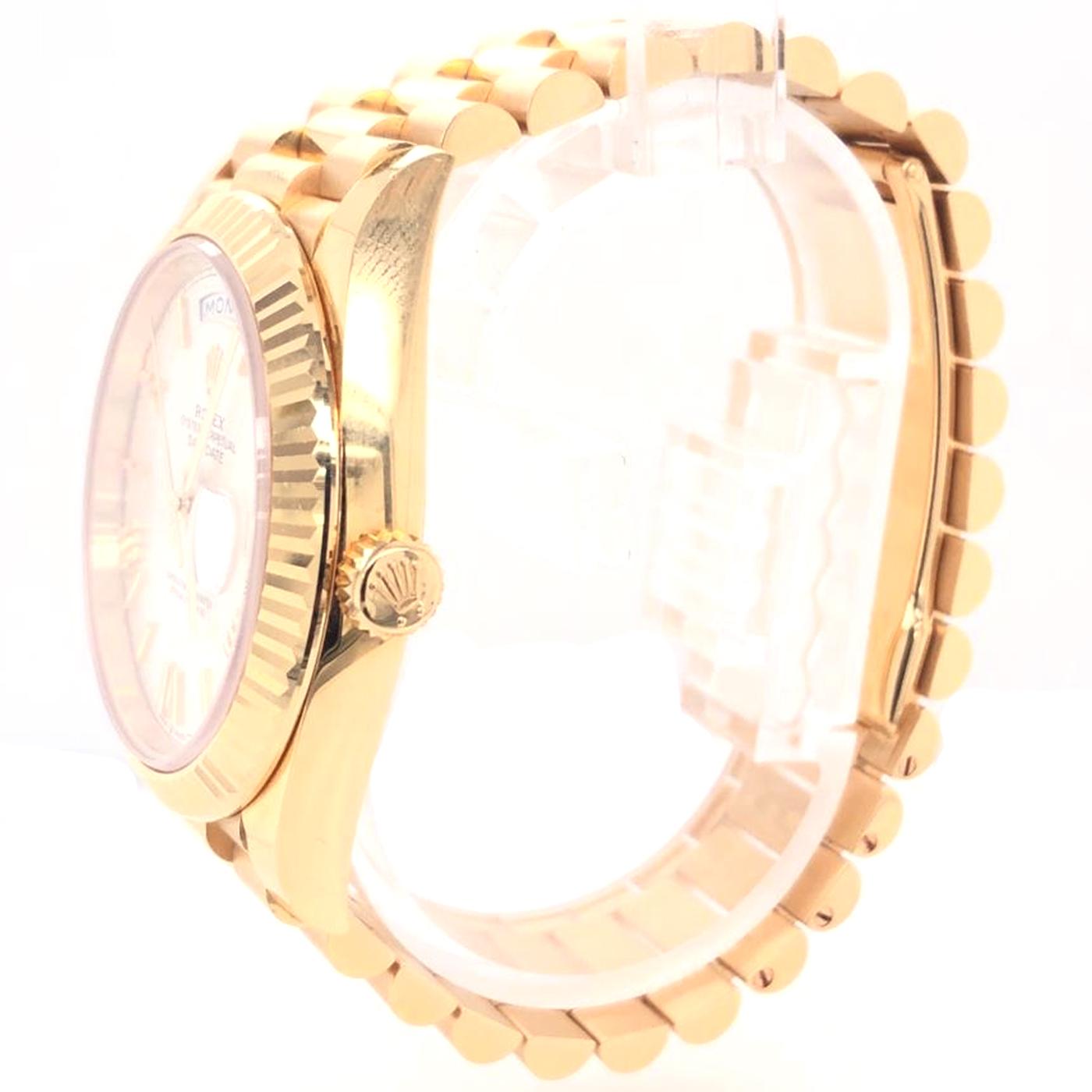 Moderniste Rolex Montre President Day-Date en or jaune avec cadran romain argenté 228238 en vente