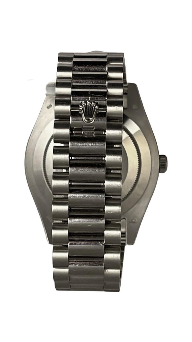 Rolex Day Date 41 mm in 18k Weißgold mit blauem Wellenzifferblatt   REF 218239 im Zustand „Hervorragend��“ in Miami, FL