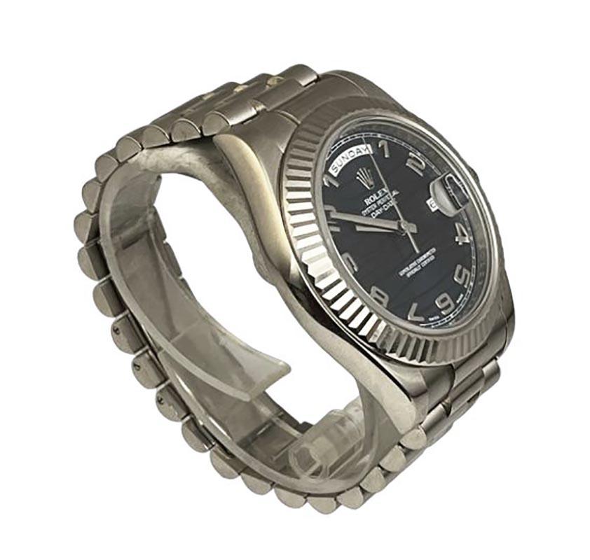 Rolex Day Date 41 mm in 18k Weißgold mit blauem Wellenzifferblatt   REF 218239 für Damen oder Herren