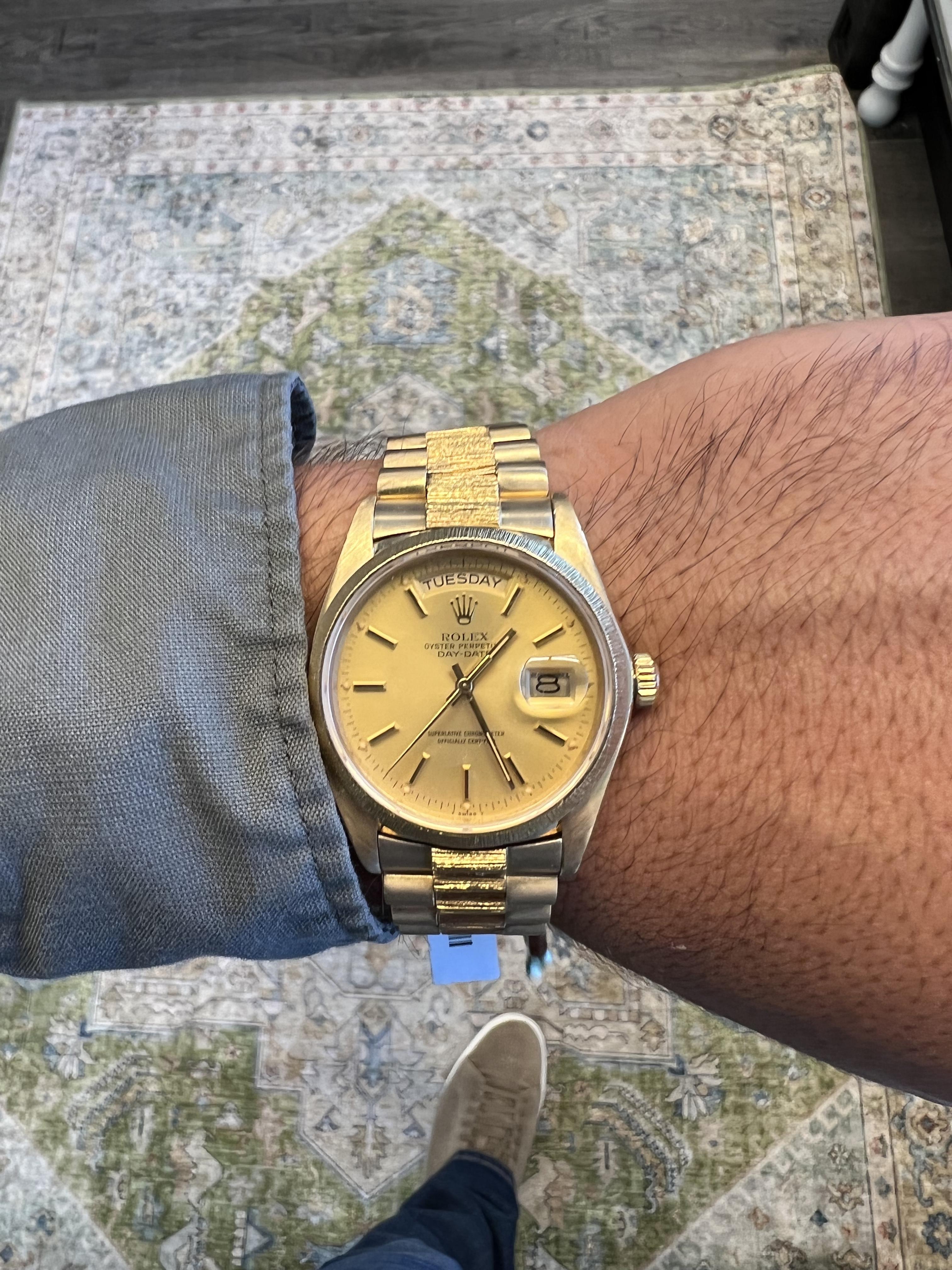 BRAND: Rolex
MODEL: Day-Date 36
REFRENCE: 18078
SIZE: 36mm
CASE: 18k Yellow Gold
DIAL: Champagne
BEZEL: 18k Yellow Gold Bark Finish
BAND: President 18k Yellow Gold Bark Finish
MOVEMENT: Automatic
WRIST SIZE: Apx 8

Original bark finish
Very Good