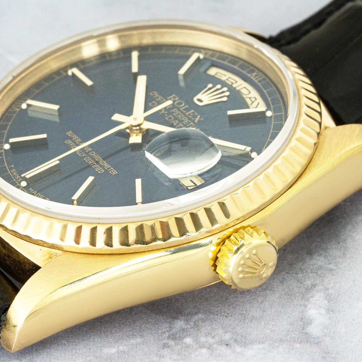 Une montre-bracelet Rolex Day-Date, disponible dès maintenant  dans notre salle d'exposition à Londres.

Fabriquée en or jaune 18 carats, cette exquise montre pour hommes affiche l'heure sur un riche cadran bleu avec des aiguilles dorées et des