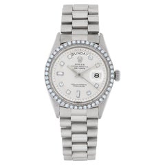 Rolex Montre Day-Date en or blanc 18 carats avec lunette personnalisée en diamants et diamants sur mesure