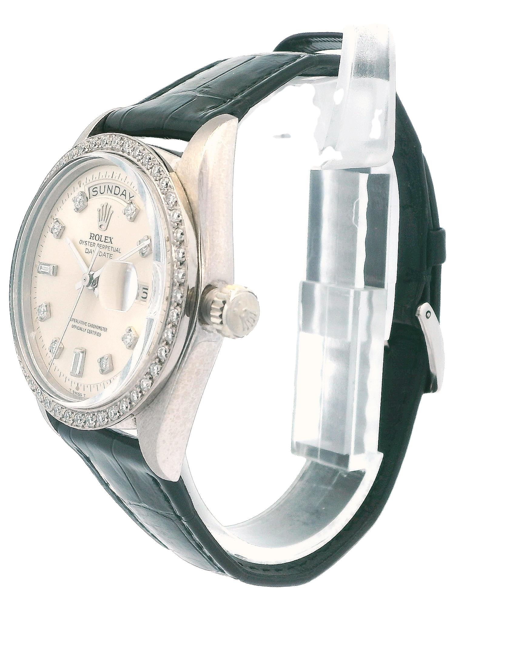 Cette montre présente un boîtier de 36 mm en or blanc 18 carats, complété par une lunette cannelée également en or blanc 18 carats avec des diamants sertis en usine. Le cadran noir présente des aiguilles de couleur argentée et des index en diamant,