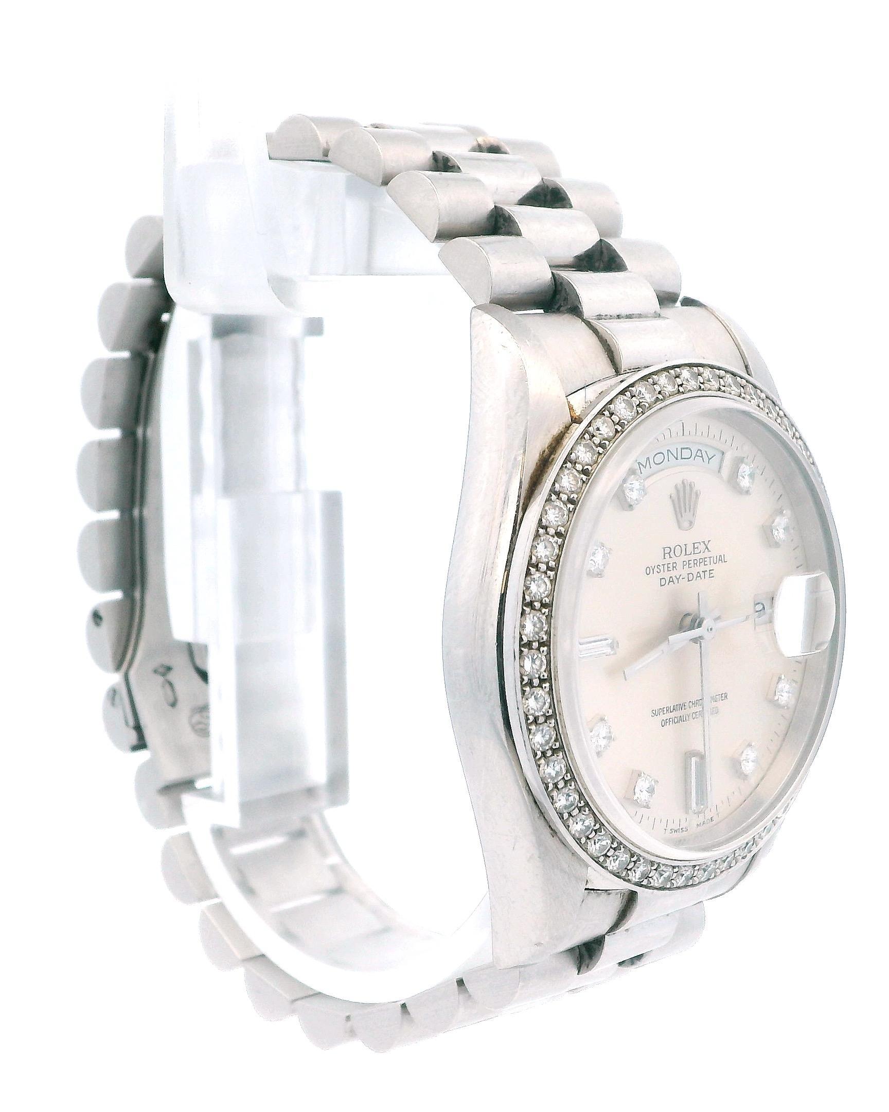 Montre Rolex Day-Date President 18346 Platinum Diamond pour homme. Boîtier en platine de 36 mm avec lunette en platine et diamants. Cadran argenté en diamant avec aiguilles en platine et index en diamant. Index des minutes sur le pourtour du cadran.